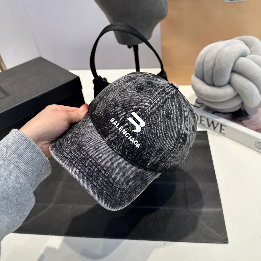 P60 BALENCIAGA 🆕Spring style new personalized baseball cap, high quality and excellent breathability, suitable for all seasons, high-value fashion item! Same style for men and women