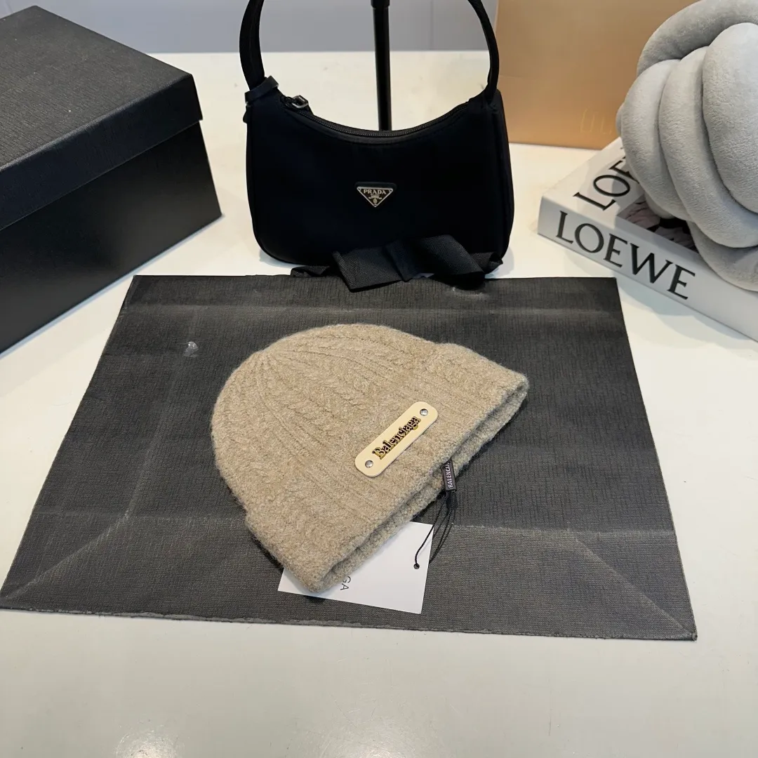 P50 Balenciaga👒Spot Balenciaga official website quality (not ordinary goods in the market, pay attention to the details) new autumn and winter letter LOGO woolen hat, same style knitted hat for men and women🔥elegant temperament, warm and comfortable