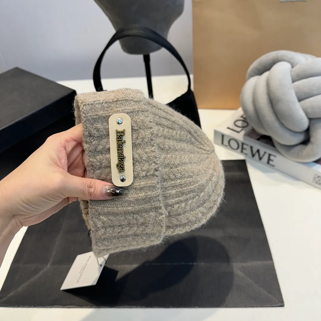 P50 Balenciaga👒Spot Balenciaga official website quality (not ordinary goods in the market, pay attention to the details) new autumn and winter letter LOGO woolen hat, same style knitted hat for men and women🔥elegant temperament, warm and comfortable