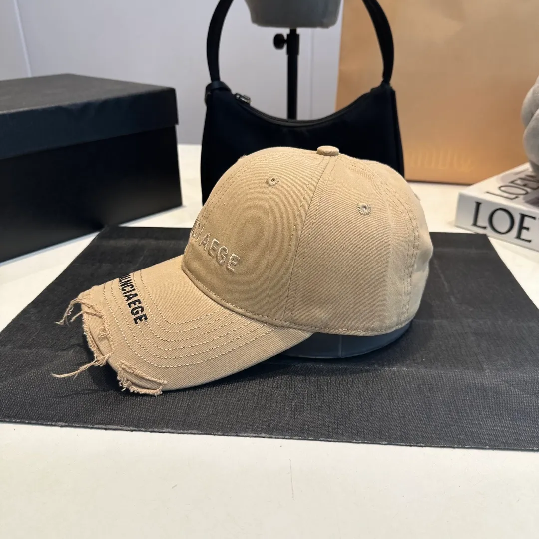 P60 Balenciaga BALENGIAGA hole baseball cap