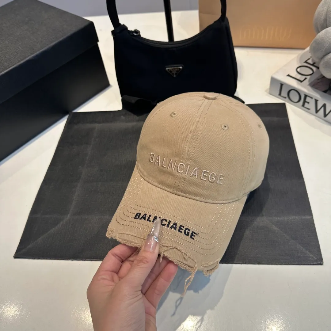 P60 Balenciaga BALENGIAGA hole baseball cap