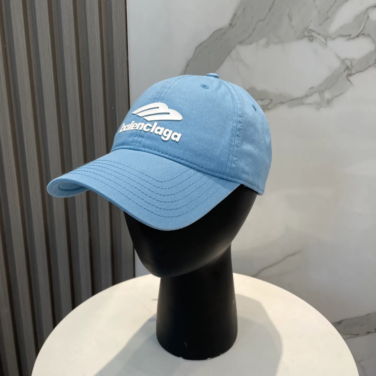 P60 Balenciaga Baseball Cap My family is already very proficient in Balenciaga's craftsmanship. It is a must-have. BALENCIAGA Balenciaga's new washed pure cotton baseball cap. Heavy craftsmanship, double B letter logo, novel and fashionable trendy style. Exclusive physical shot of the same style for men and women. Unisex, adjustable