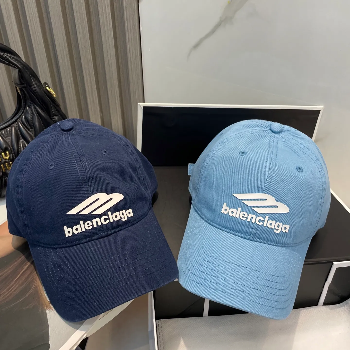 P60 Balenciaga Baseball Cap My family is already very proficient in Balenciaga's craftsmanship. It is a must-have. BALENCIAGA Balenciaga's new washed pure cotton baseball cap. Heavy craftsmanship, double B letter logo, novel and fashionable trendy style. Exclusive physical shot of the same style for men and women. Unisex, adjustable