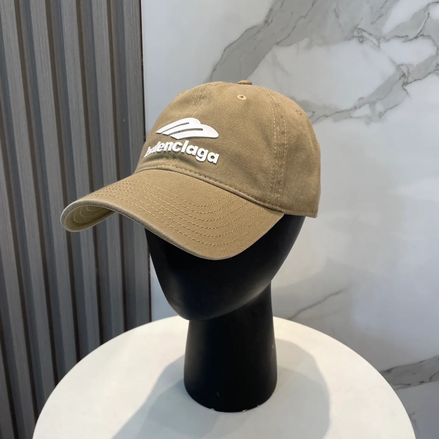 P54 Balenciaga Baseball Cap My family is already very proficient in Balenciaga’s craftsmanship. It’s a must-have. BALENCIAGA Balenciaga’s new washed pure cotton baseball cap. Heavy craftsmanship, double B letter logo, novel and fashionable trendy style. Exclusive physical shot of the same style for men and women. Unisex, adjustable