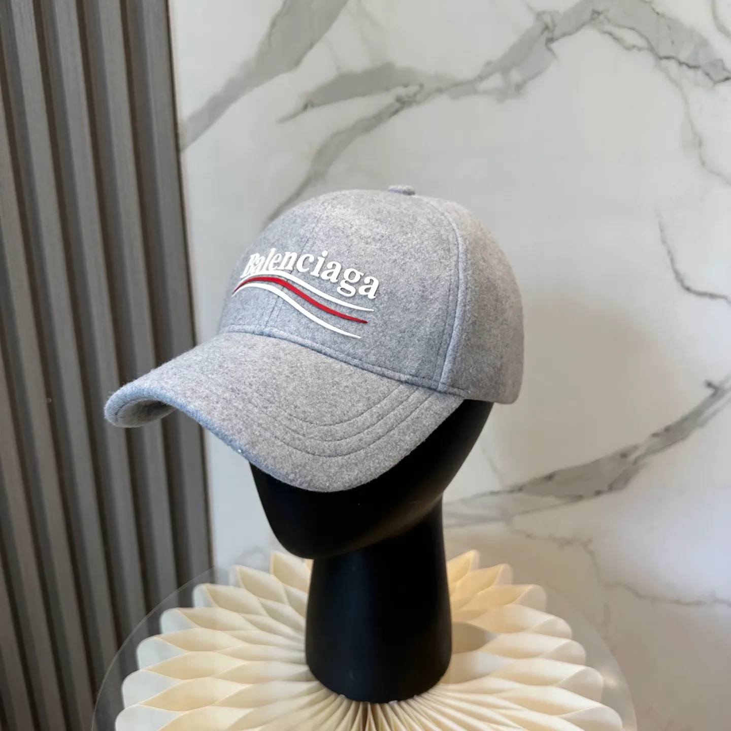 P56 Balenciaga's new autumn and winter woolen baseball cap💋💋 The baseball cap that is most commonly worn every day. The gray color often matches the look👀 It is very good for daily commuting or city boy sweeping the streets.