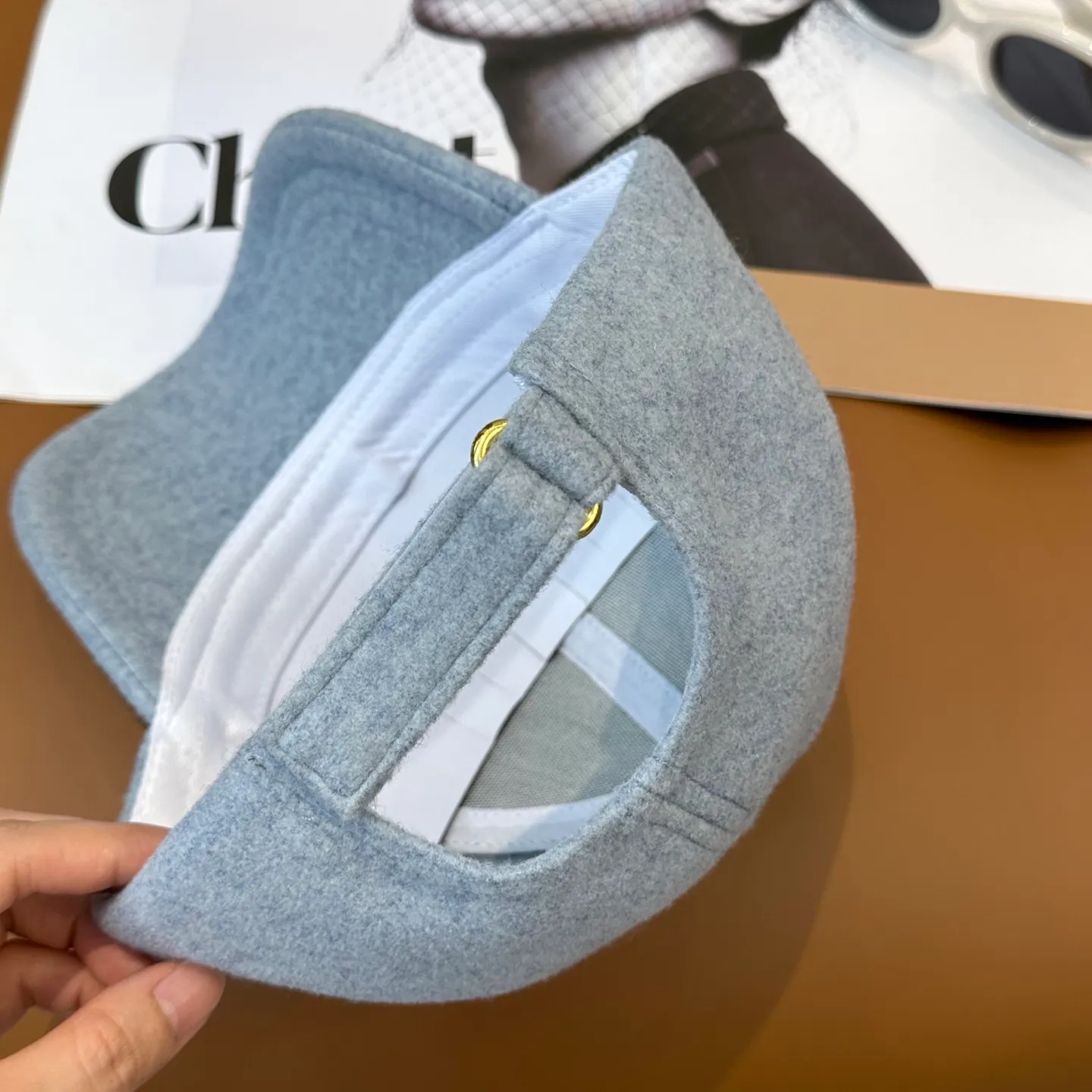 P56 Balenciaga's new autumn and winter woolen baseball cap💋💋 The baseball cap that is most commonly worn every day. The gray color often matches the look👀 It is very good for daily commuting or city boy sweeping the streets.