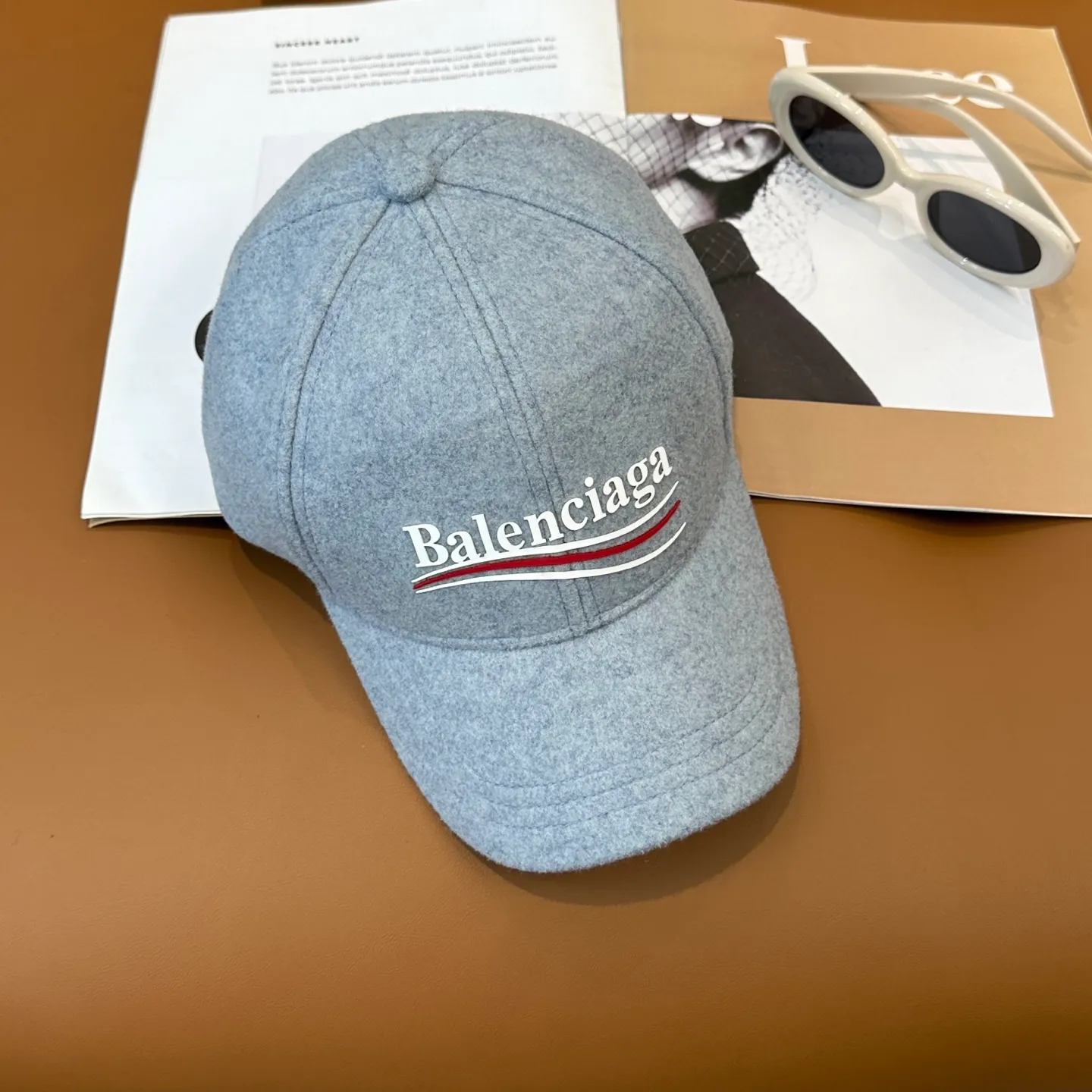 P56 Balenciaga's new autumn and winter woolen baseball cap💋💋 The baseball cap that is most commonly worn every day. The gray color often matches the look👀 It is very good for daily commuting or city boy sweeping the streets.