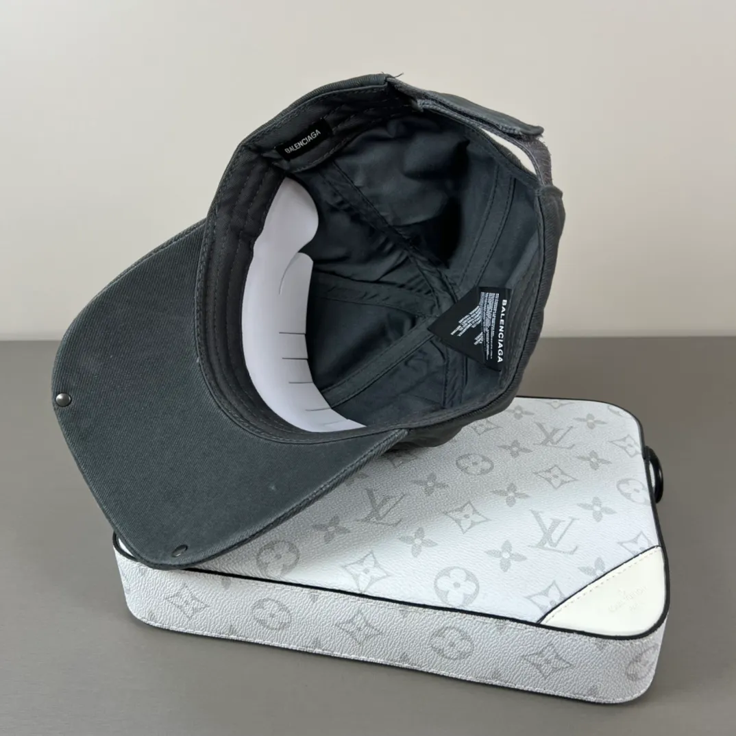 60💰BALENCIAGA Balenciaga’s new logo baseball cap, cool colors, different styles for men and women, the first batch will be shipped first! A must-buy for Paris fans!