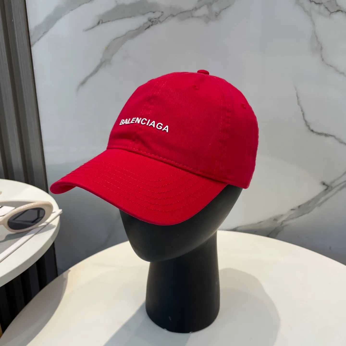 P50 Balenciaga Baseball Cap My family is already very proficient in Balenciaga’s craftsmanship. It’s a must-have. BALENCIAGA Balenciaga’s new washed pure cotton baseball cap. Heavy craftsmanship, double B letter logo, novel and fashionable trendy style. Exclusive physical shot of the same style for men and women. Unisex, adjustable