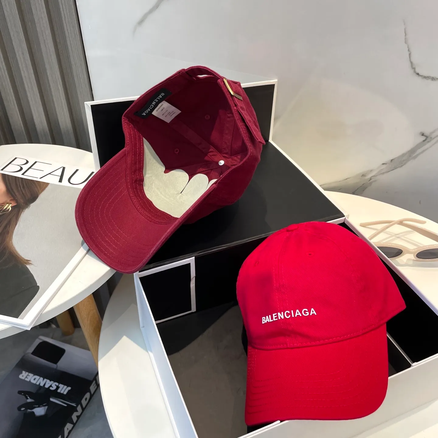 P50 Balenciaga Baseball Cap My family is already very proficient in Balenciaga’s craftsmanship. It’s a must-have. BALENCIAGA Balenciaga’s new washed pure cotton baseball cap. Heavy craftsmanship, double B letter logo, novel and fashionable trendy style. Exclusive physical shot of the same style for men and women. Unisex, adjustable
