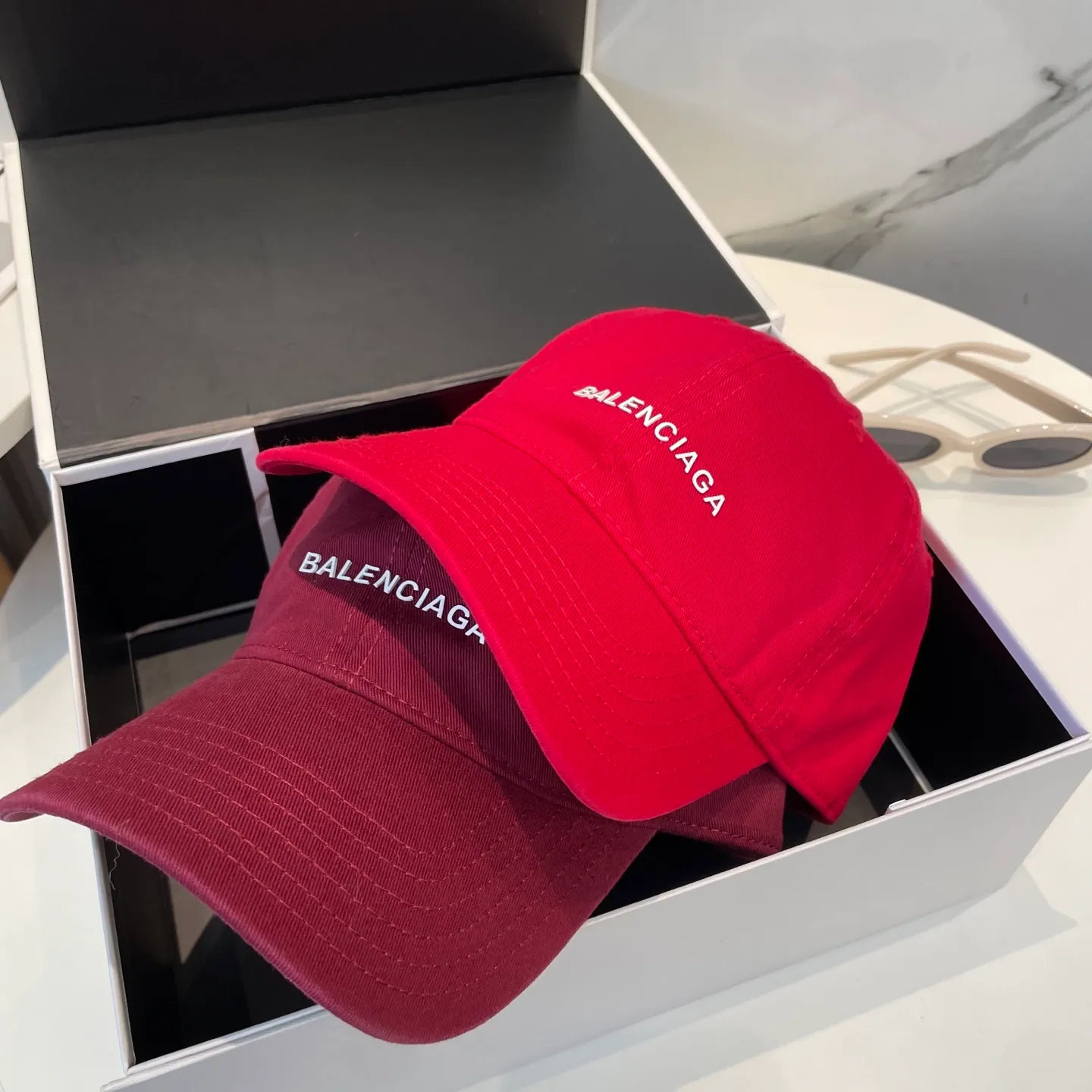 P50 Balenciaga Baseball Cap My family is already very proficient in Balenciaga’s craftsmanship. It’s a must-have. BALENCIAGA Balenciaga’s new washed pure cotton baseball cap. Heavy craftsmanship, double B letter logo, novel and fashionable trendy style. Exclusive physical shot of the same style for men and women. Unisex, adjustable