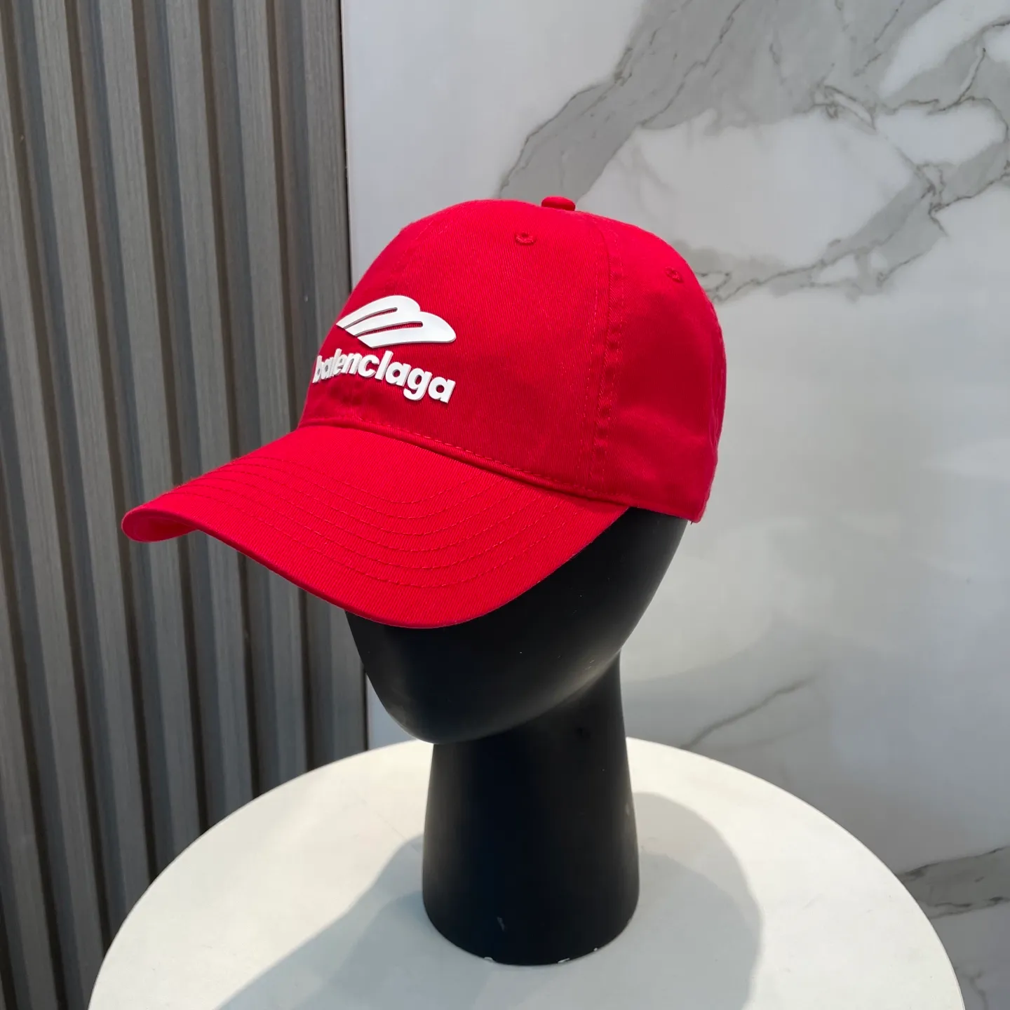 P60 Balenciaga Baseball Cap My family is already very proficient in Balenciaga's craftsmanship. It is a must-have. BALENCIAGA Balenciaga's new washed pure cotton baseball cap. Heavy craftsmanship, double B letter logo, novel and fashionable trendy style. Exclusive physical shot of the same style for men and women. Unisex, adjustable