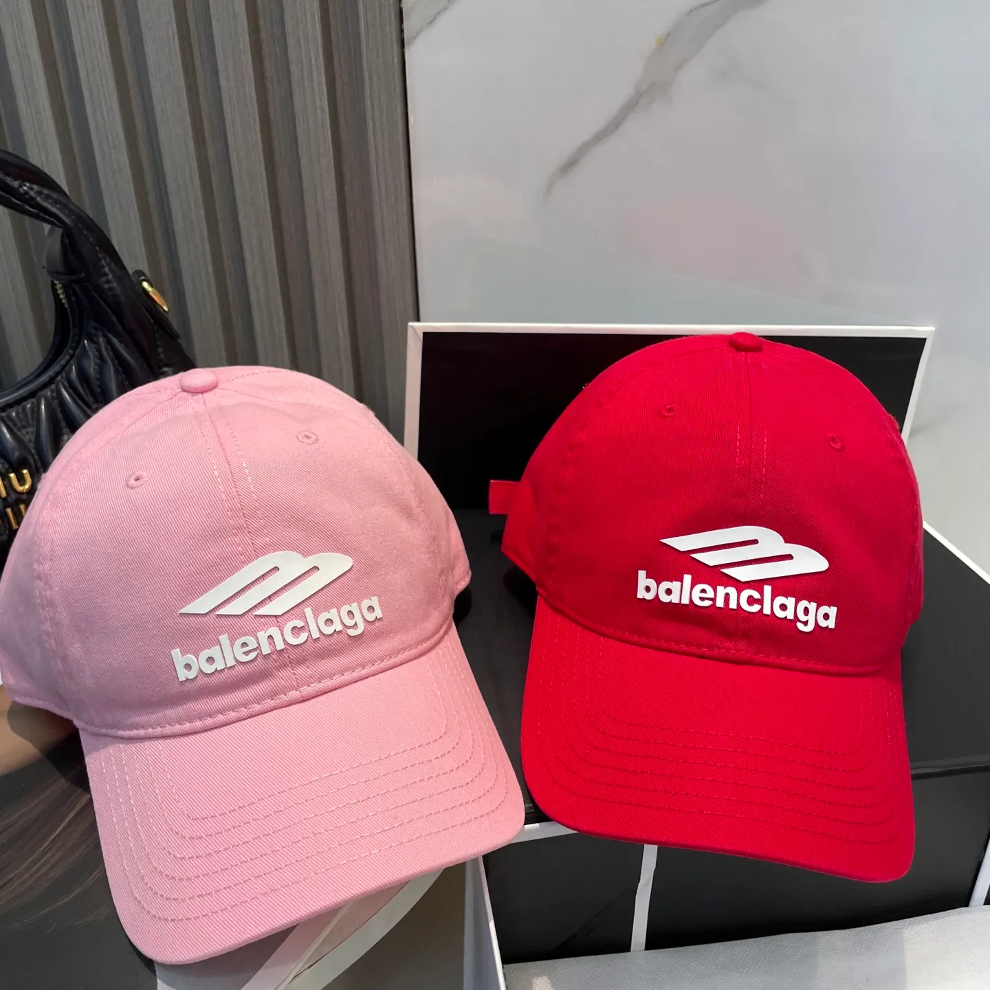 P60 Balenciaga Baseball Cap My family is already very proficient in Balenciaga's craftsmanship. It is a must-have. BALENCIAGA Balenciaga's new washed pure cotton baseball cap. Heavy craftsmanship, double B letter logo, novel and fashionable trendy style. Exclusive physical shot of the same style for men and women. Unisex, adjustable