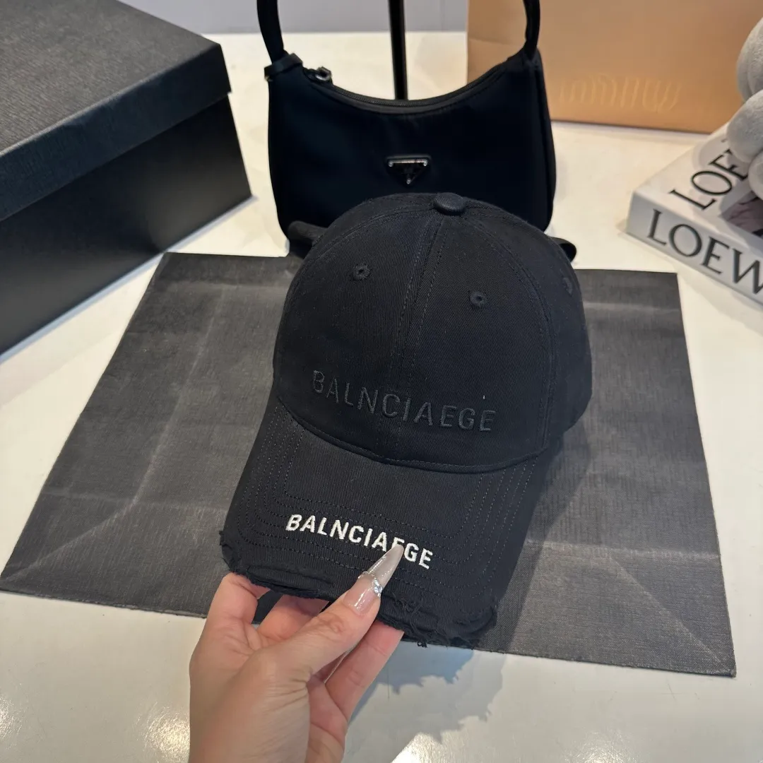 P60 Balenciaga BALENGIAGA hole baseball cap