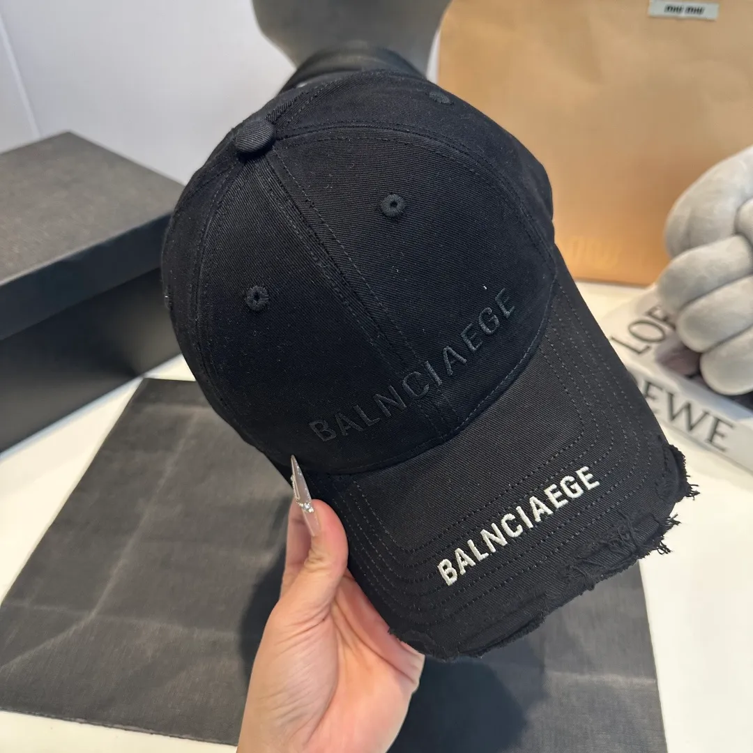 P60 Balenciaga BALENGIAGA hole baseball cap