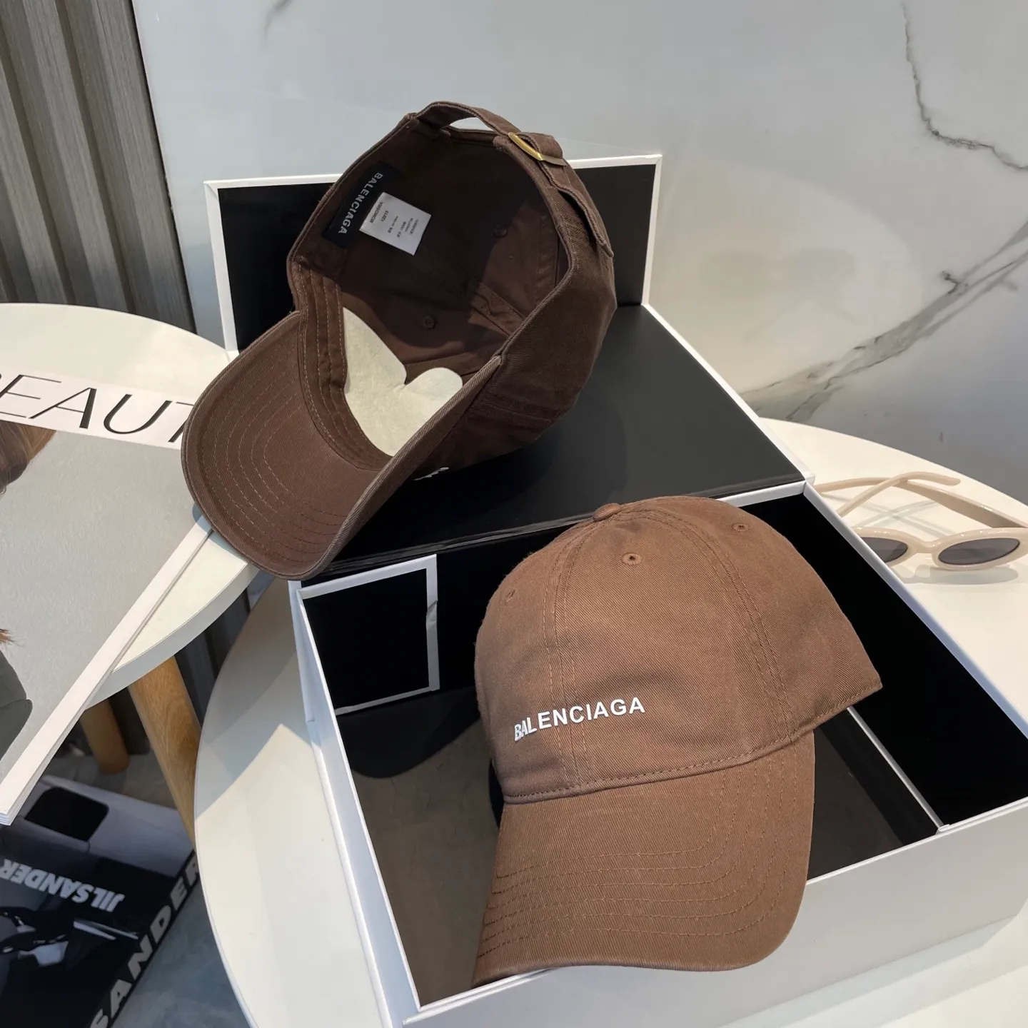 P50 Balenciaga Baseball Cap My family is already very proficient in Balenciaga’s craftsmanship. It’s a must-have. BALENCIAGA Balenciaga’s new washed pure cotton baseball cap. Heavy craftsmanship, double B letter logo, novel and fashionable trendy style. Exclusive physical shot of the same style for men and women. Unisex, adjustable