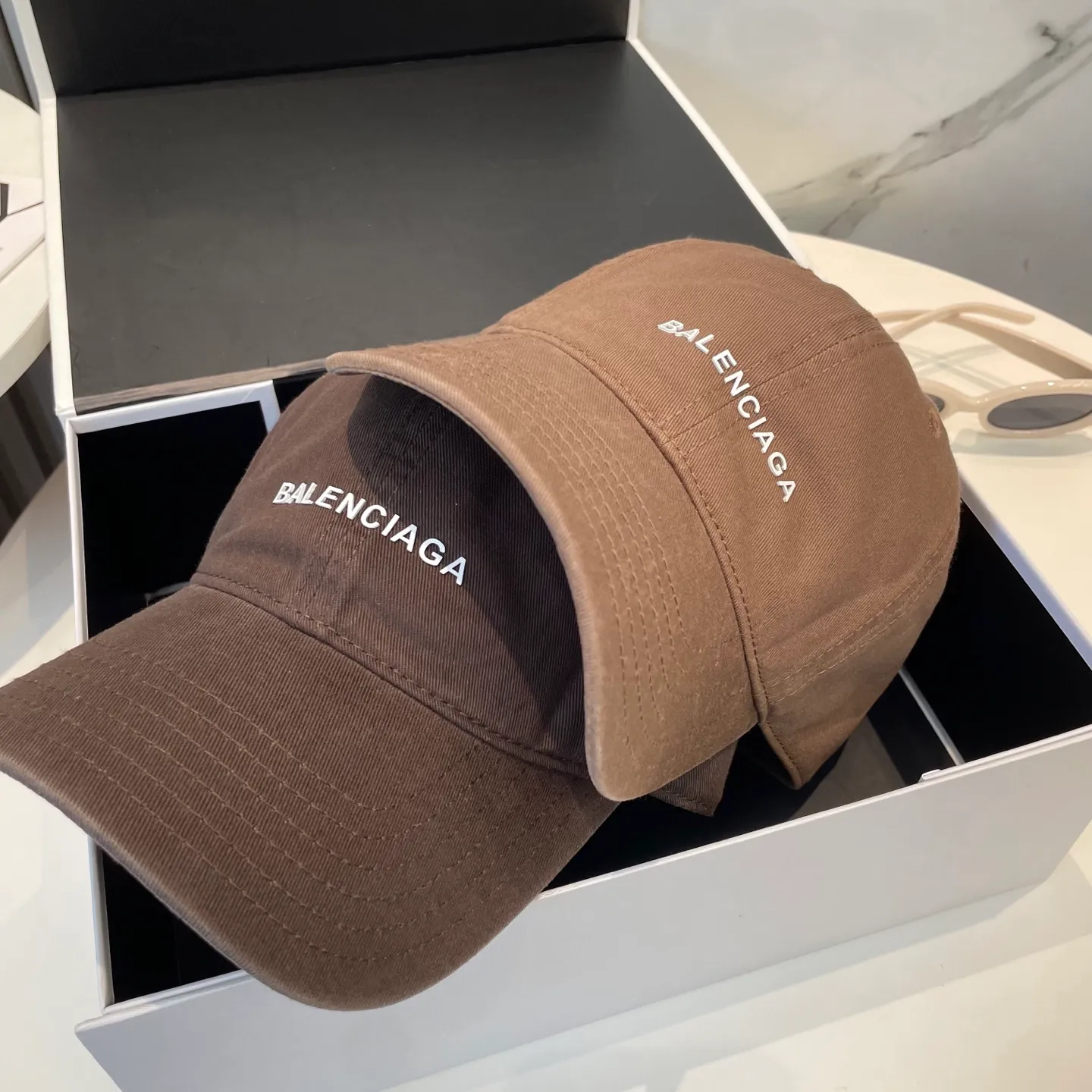 P50 Balenciaga Baseball Cap My family is already very proficient in Balenciaga’s craftsmanship. It’s a must-have. BALENCIAGA Balenciaga’s new washed pure cotton baseball cap. Heavy craftsmanship, double B letter logo, novel and fashionable trendy style. Exclusive physical shot of the same style for men and women. Unisex, adjustable