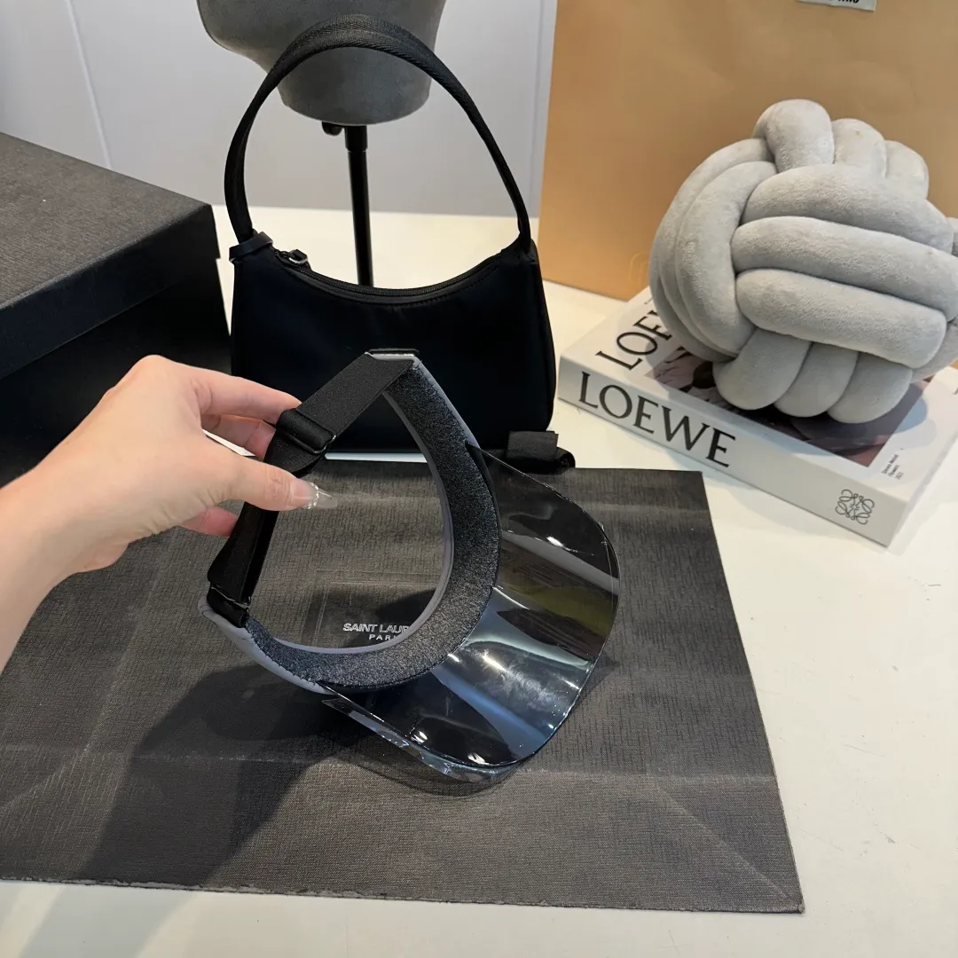 P50 Balencia*a Balenciaga's new style 💞 Summer ice silk empty top hat. The empty top sun protection hat does not delay the ponytail~ The ice silk fabric is practical and beautiful! The design of the large brim can effectively block ultraviolet rays. Multiple colors available.