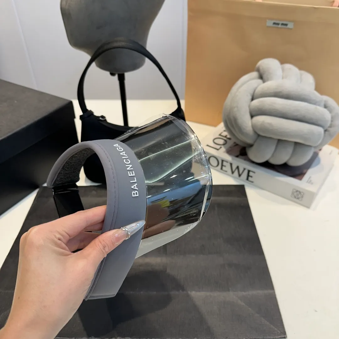 P50 Balencia*a Balenciaga's new style 💞 Summer ice silk empty top hat. The empty top sun protection hat does not delay the ponytail~ The ice silk fabric is practical and beautiful! The design of the large brim can effectively block ultraviolet rays. Multiple colors available.