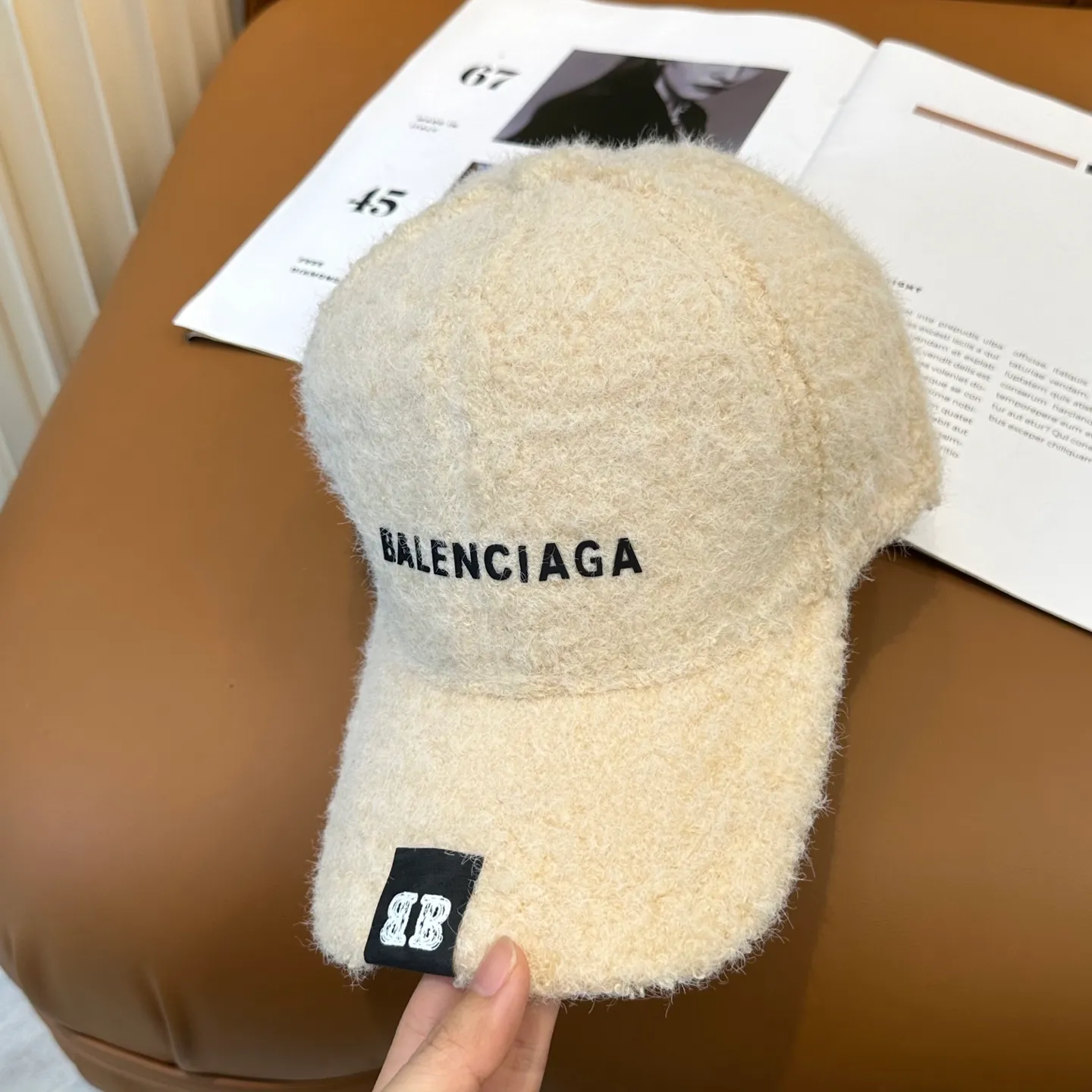 P66 Balenciaga BaIenciag's new baseball cap ~ It is a perfect interpretation of the sweet and cool style. I love it so much❤️ The top is sexy and handsome. Both are online! No girl can refuse a fluffy item.