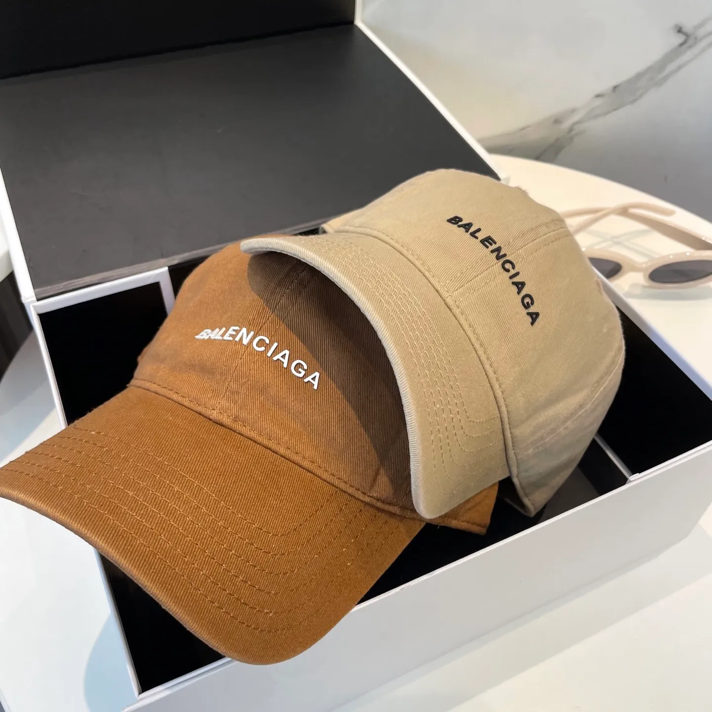 P50 Balenciaga Baseball Cap My family is already very proficient in Balenciaga’s craftsmanship. It’s a must-have. BALENCIAGA Balenciaga’s new washed pure cotton baseball cap. Heavy craftsmanship, double B letter logo, novel and fashionable trendy style. Exclusive physical shot of the same style for men and women. Unisex, adjustable