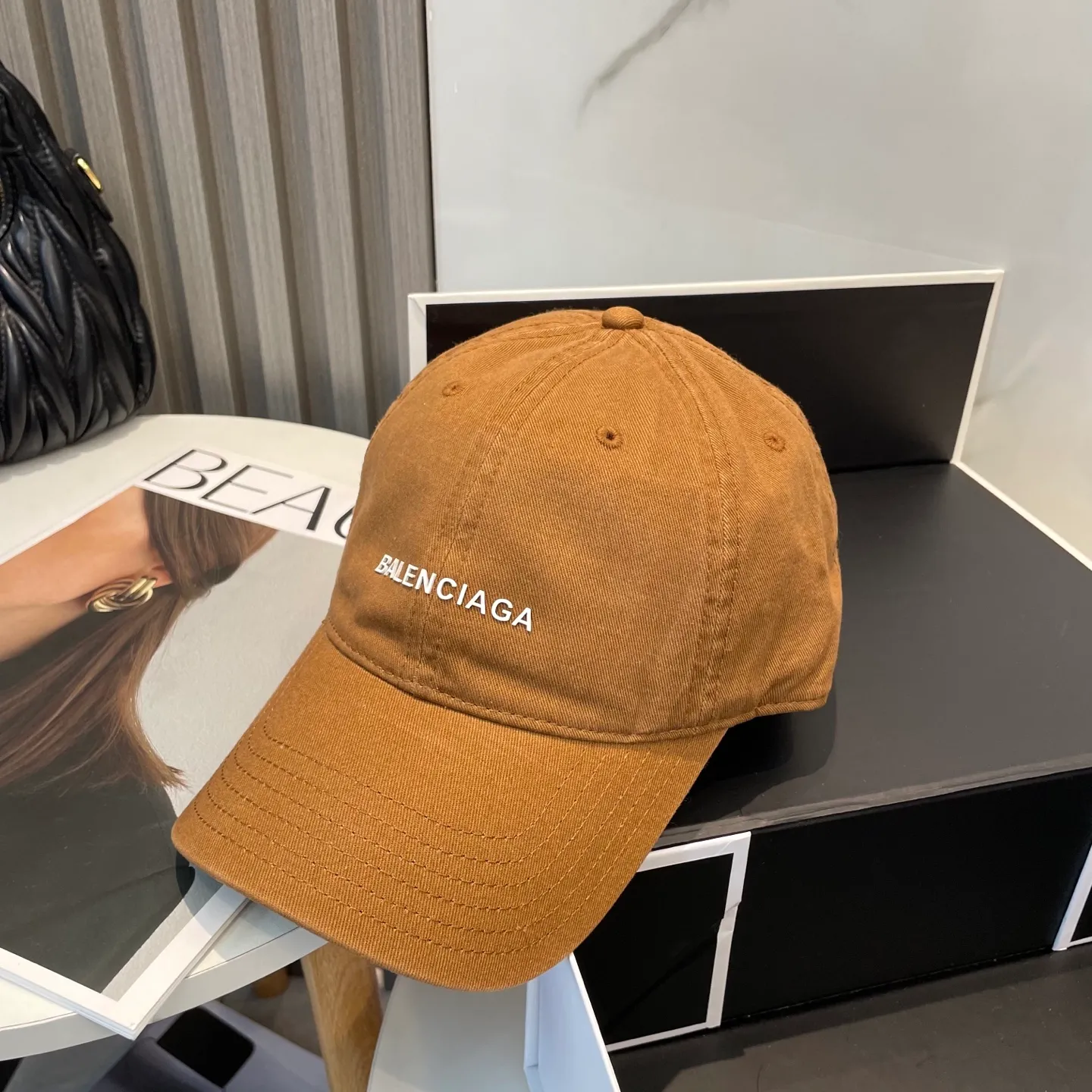 P50 Balenciaga Baseball Cap My family is already very proficient in Balenciaga’s craftsmanship. It’s a must-have. BALENCIAGA Balenciaga’s new washed pure cotton baseball cap. Heavy craftsmanship, double B letter logo, novel and fashionable trendy style. Exclusive physical shot of the same style for men and women. Unisex, adjustable