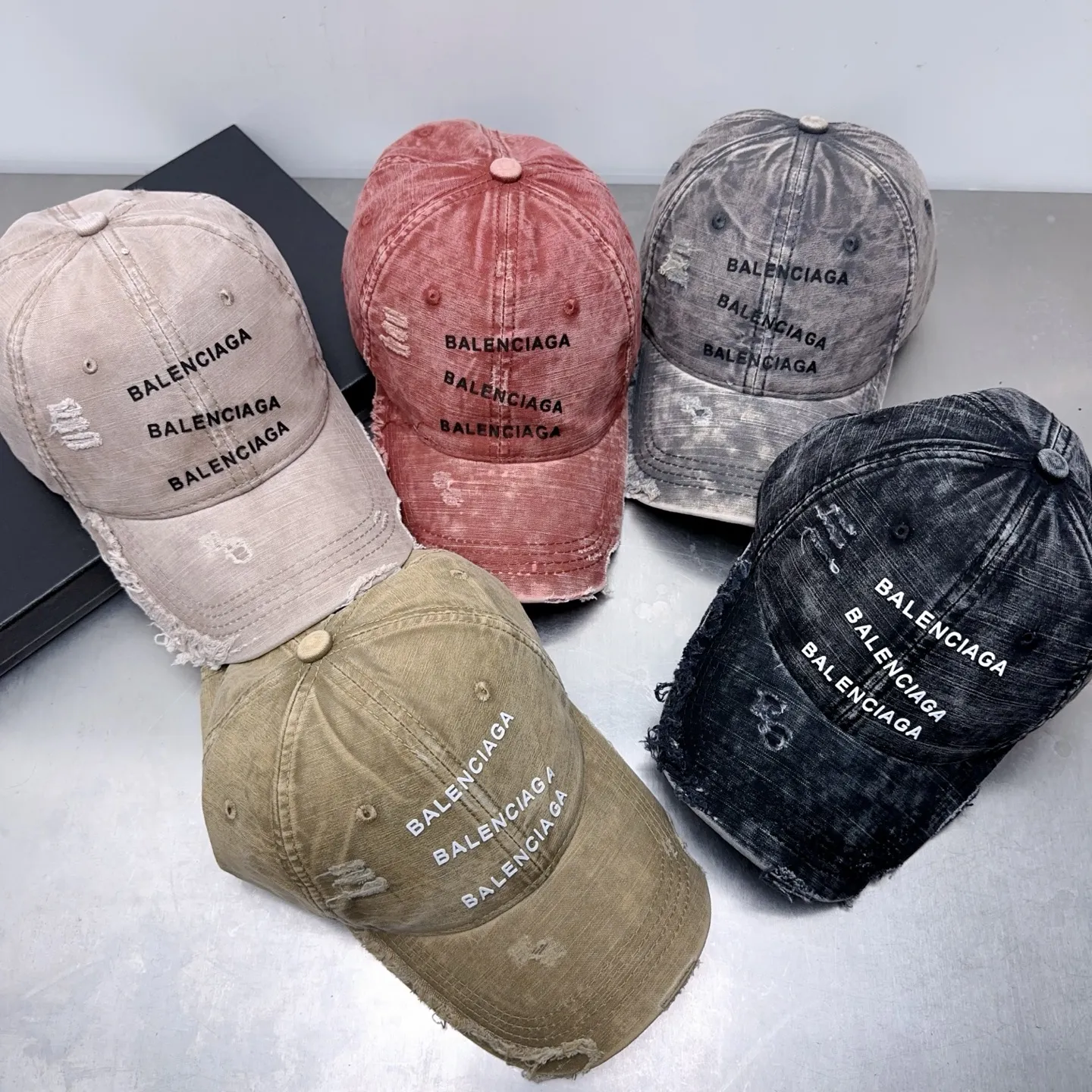 Paris-based washable hole-in-the-wall baseball cap