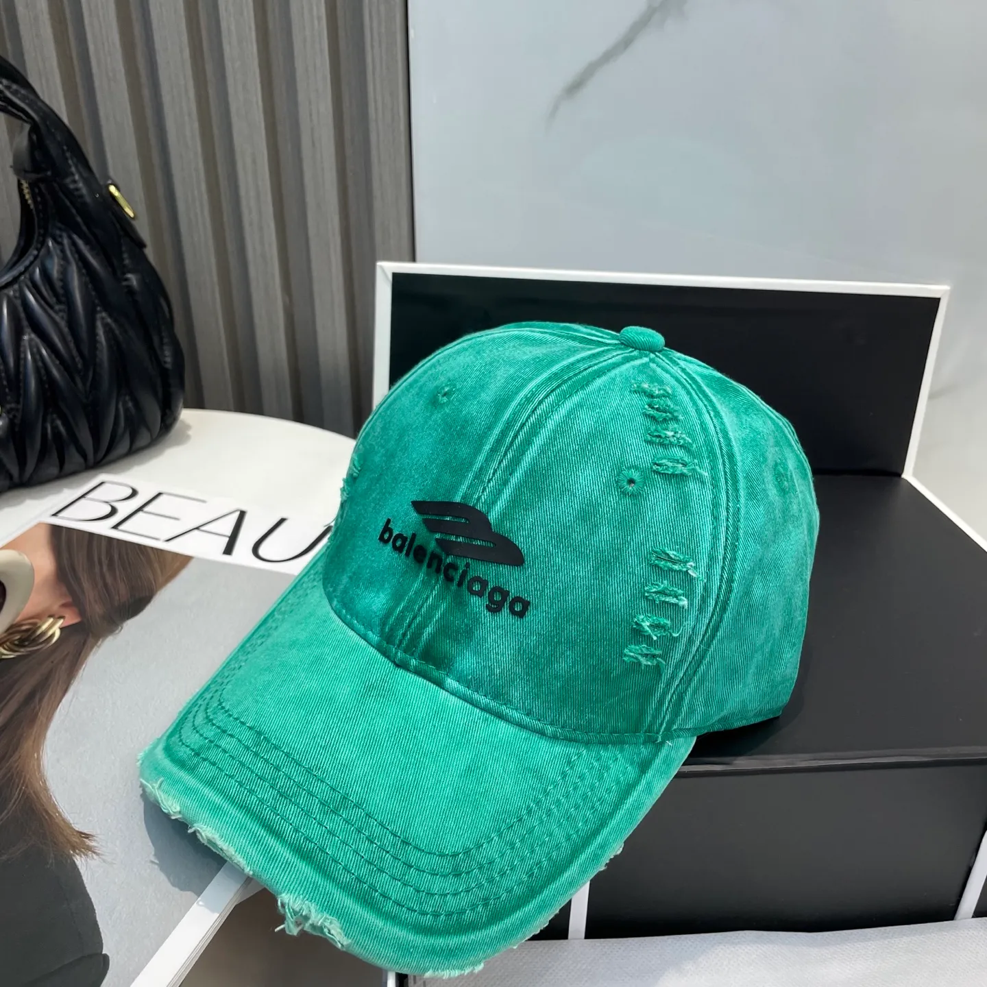 P66 Balenciaga new spring baseball cap This hat is so beautiful! The hole design adds a bit of casualness and uninhibitedness, allowing you to easily wear it with casual wear or sportswear.