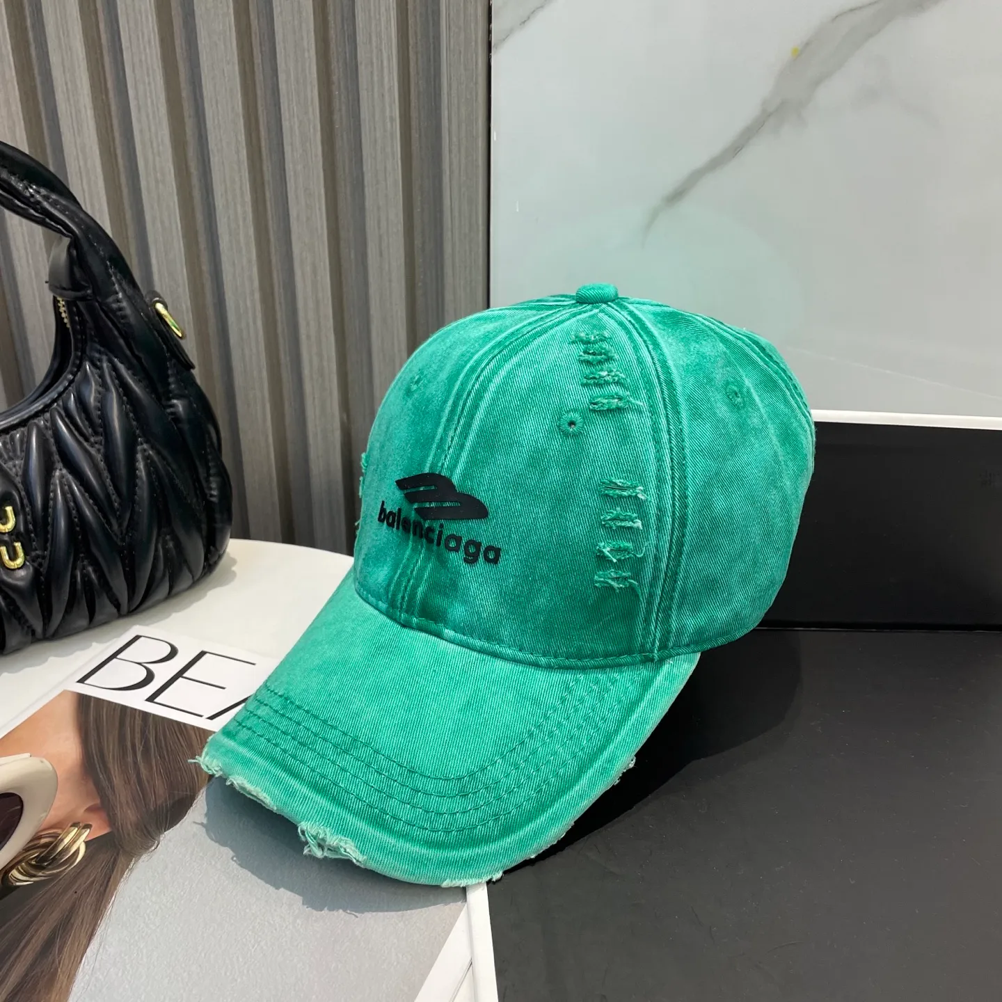 P66 Balenciaga new spring baseball cap This hat is so beautiful! The hole design adds a bit of casualness and uninhibitedness, allowing you to easily wear it with casual wear or sportswear.