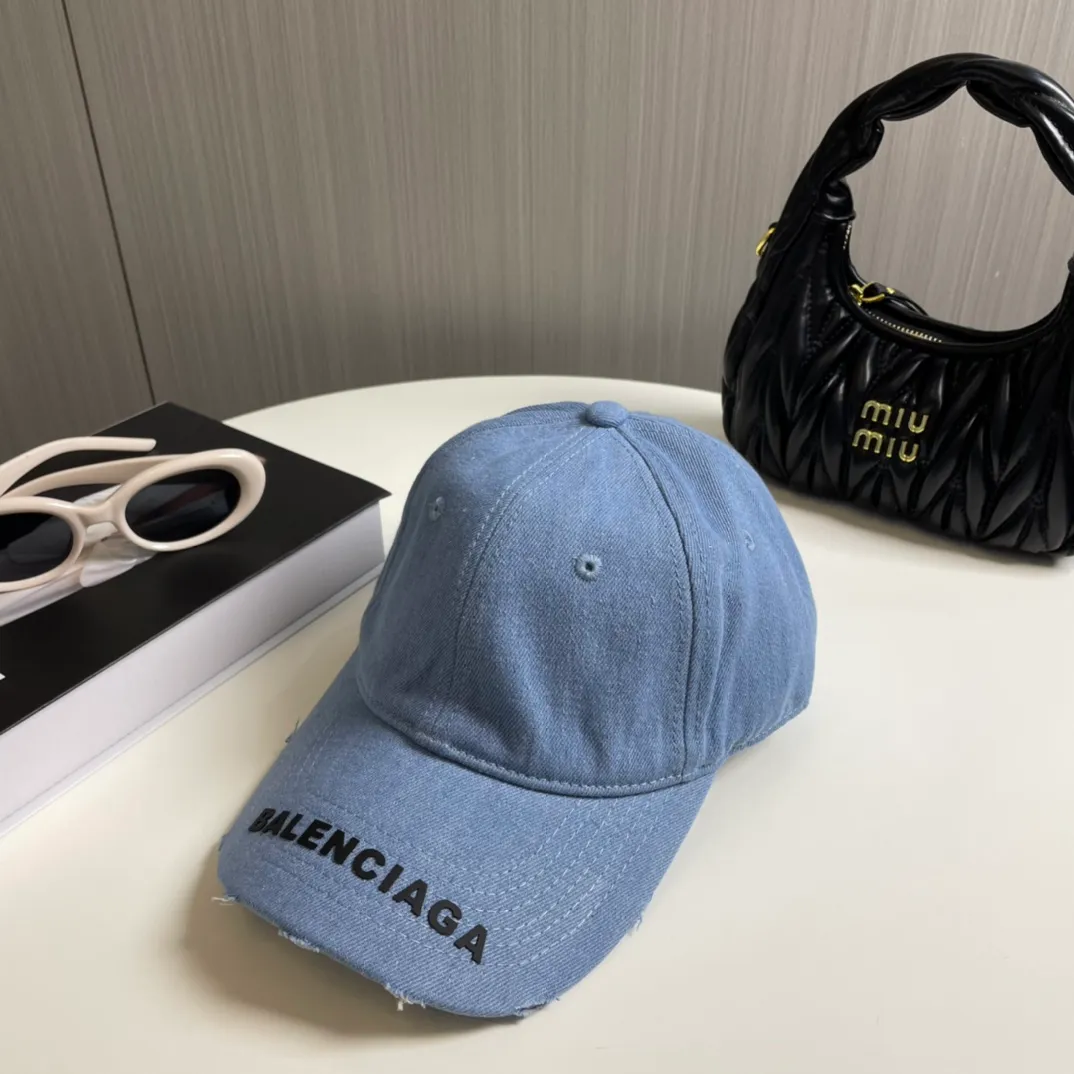 P60 Balenciaga's new washed distressed denim baseball cap. Newly launched washed denim series, casual and versatile wardrobe matching tool.