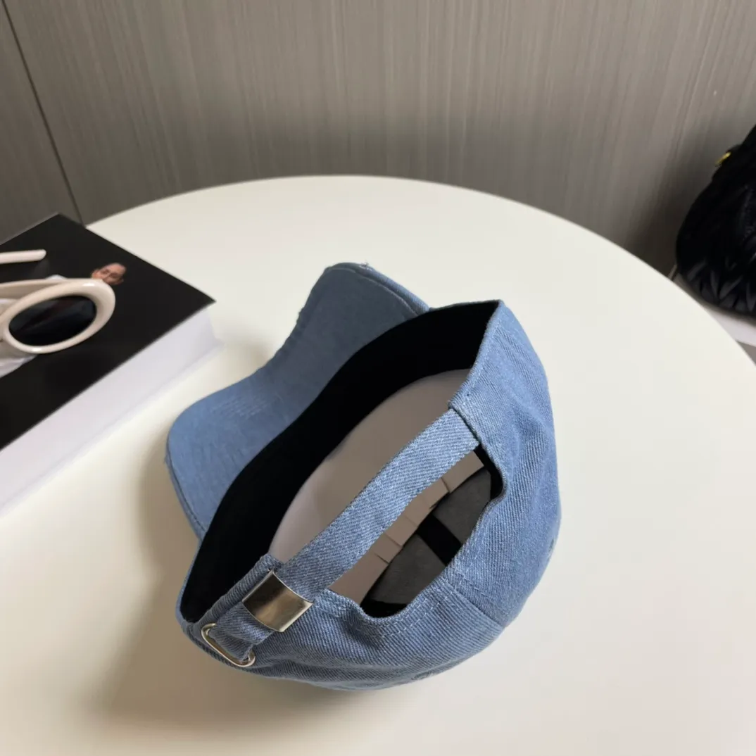 P60 Balenciaga's new washed distressed denim baseball cap. Newly launched washed denim series, casual and versatile wardrobe matching tool.