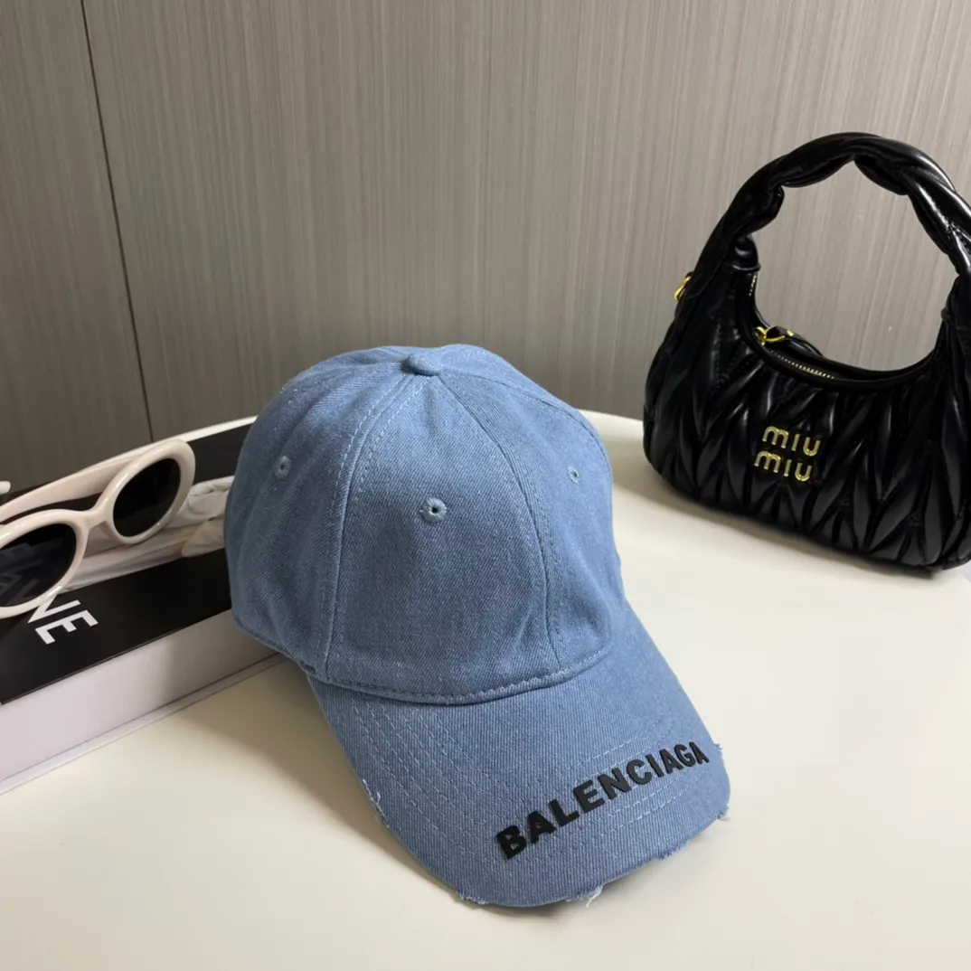 P60 Balenciaga's new washed distressed denim baseball cap. Newly launched washed denim series, casual and versatile wardrobe matching tool.
