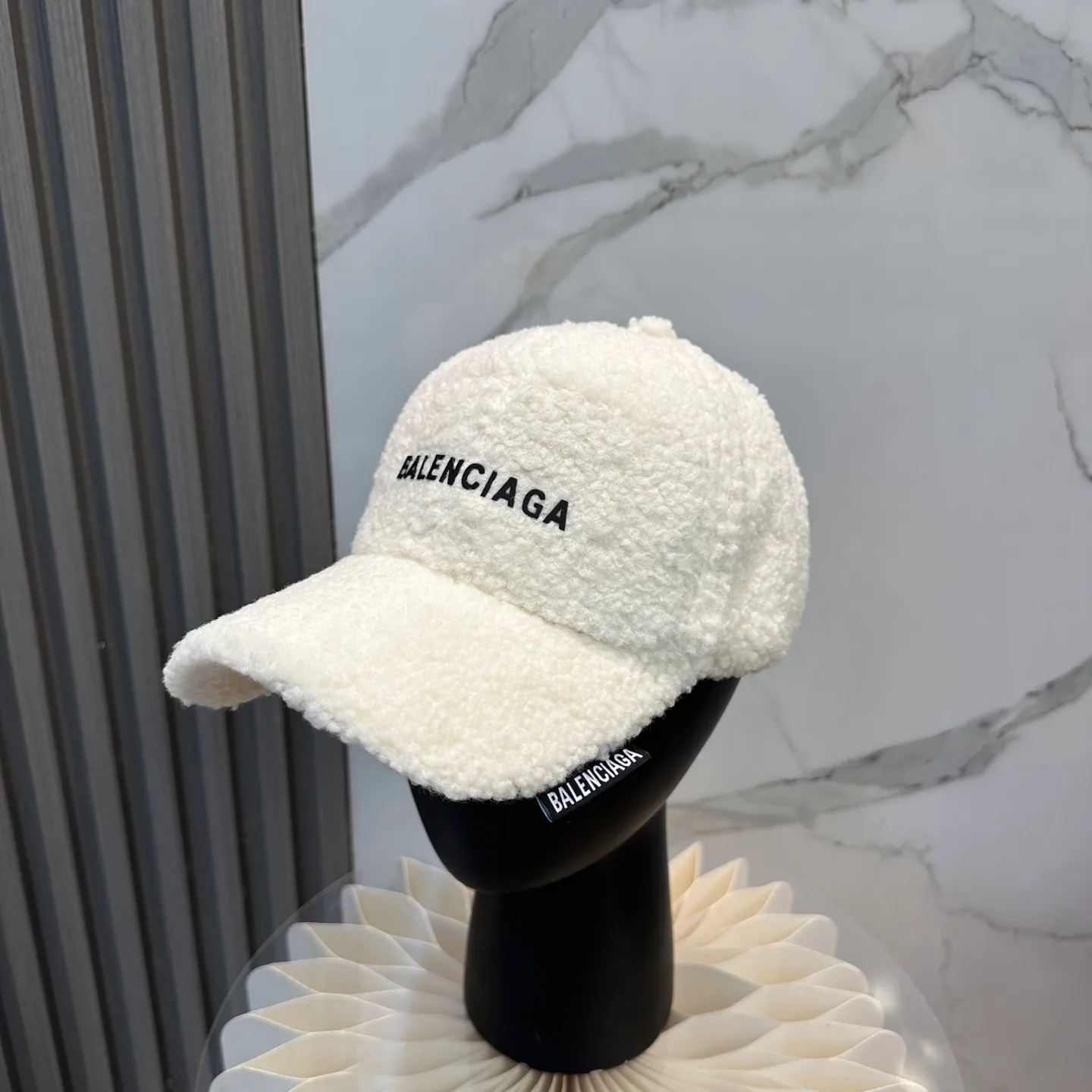 P60 Balenciaga BaIenciag's new baseball cap ~ It is a perfect interpretation of the sweet and cool style. I love it so much❤️ The top is sexy and handsome. Both are online! No girl can refuse a fluffy item.