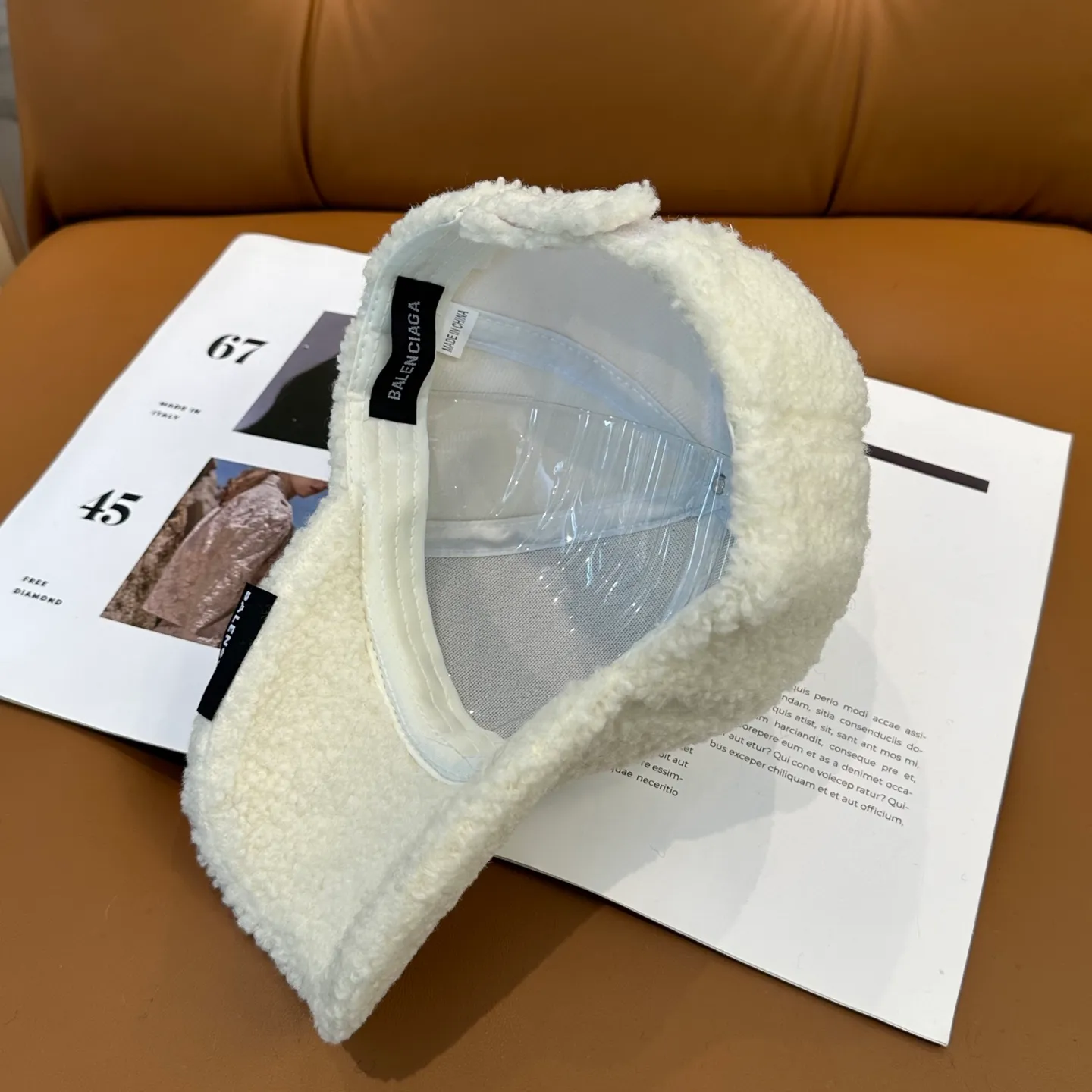P60 Balenciaga BaIenciag's new baseball cap ~ It is a perfect interpretation of the sweet and cool style. I love it so much❤️ The top is sexy and handsome. Both are online! No girl can refuse a fluffy item.