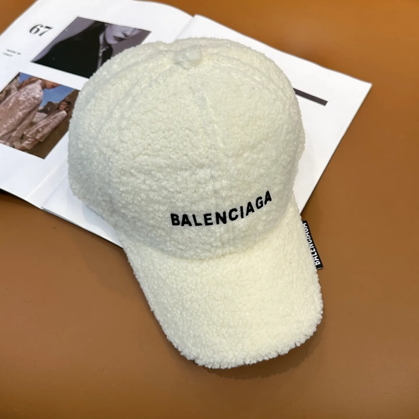 P60 Balenciaga BaIenciag's new baseball cap ~ It is a perfect interpretation of the sweet and cool style. I love it so much❤️ The top is sexy and handsome. Both are online! No girl can refuse a fluffy item.