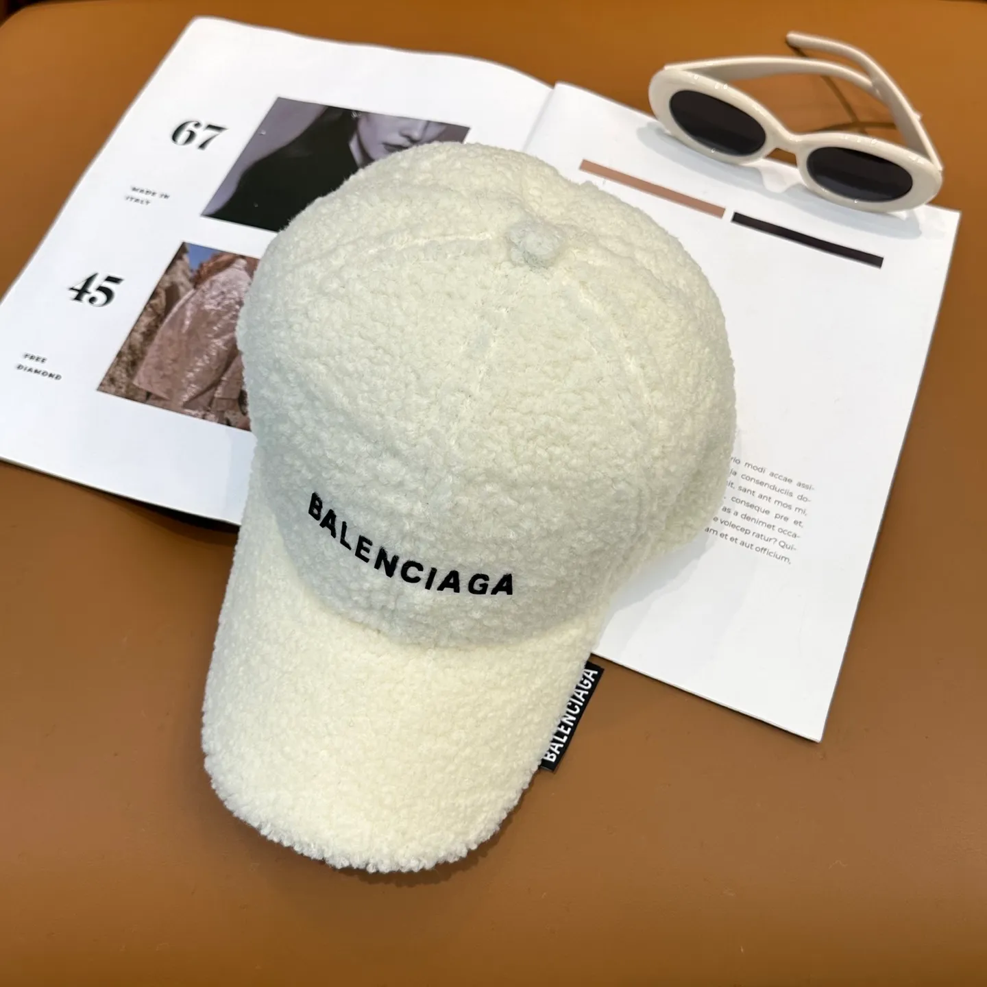 P60 Balenciaga BaIenciag's new baseball cap ~ It is a perfect interpretation of the sweet and cool style. I love it so much❤️ The top is sexy and handsome. Both are online! No girl can refuse a fluffy item.