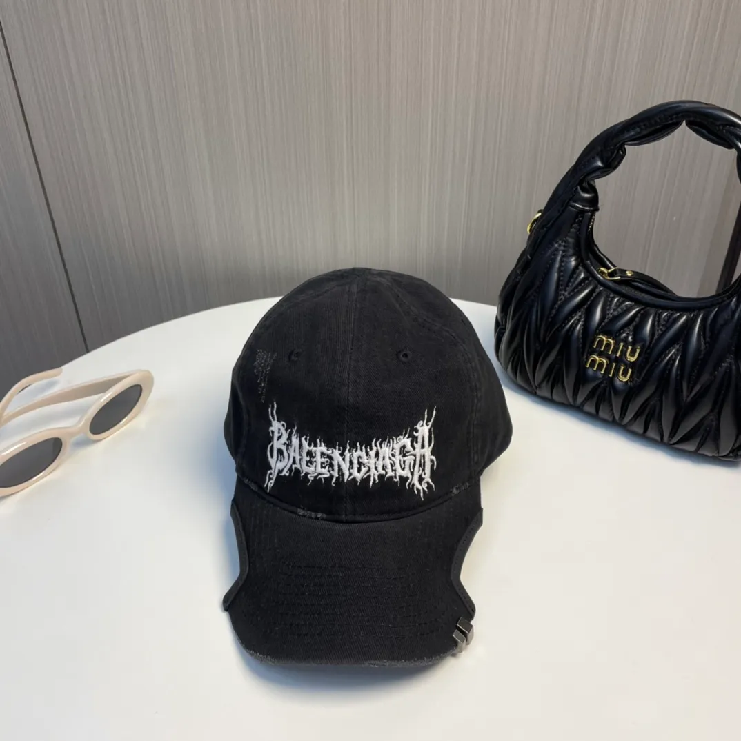 P76 BALENCIAGA Balenciaga's new embroidered logo baseball cap, cool colors, different styles for men and women, the first batch will be shipped first! A must-buy for Paris fans!