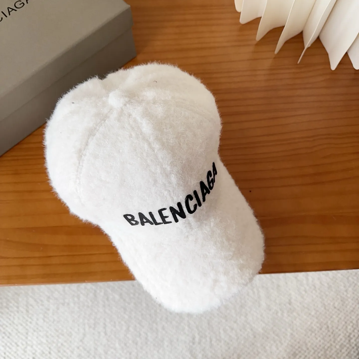 🉐️110 Balenciaga* baseball cap, classic trendy and cool style, so nice👍😍 It’s so good-looking that you don’t need it 😉 Huge-proof ❗️Versatile, ❗️Big enough to show off your face 😉
