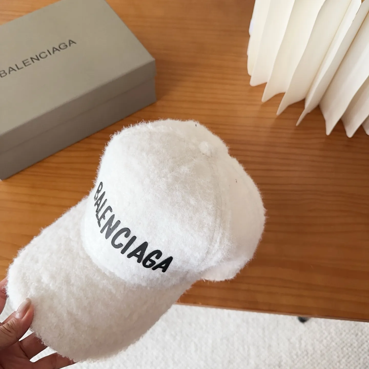 🉐️110 Balenciaga* baseball cap, classic trendy and cool style, so nice👍😍 It’s so good-looking that you don’t need it 😉 Huge-proof ❗️Versatile, ❗️Big enough to show off your face 😉