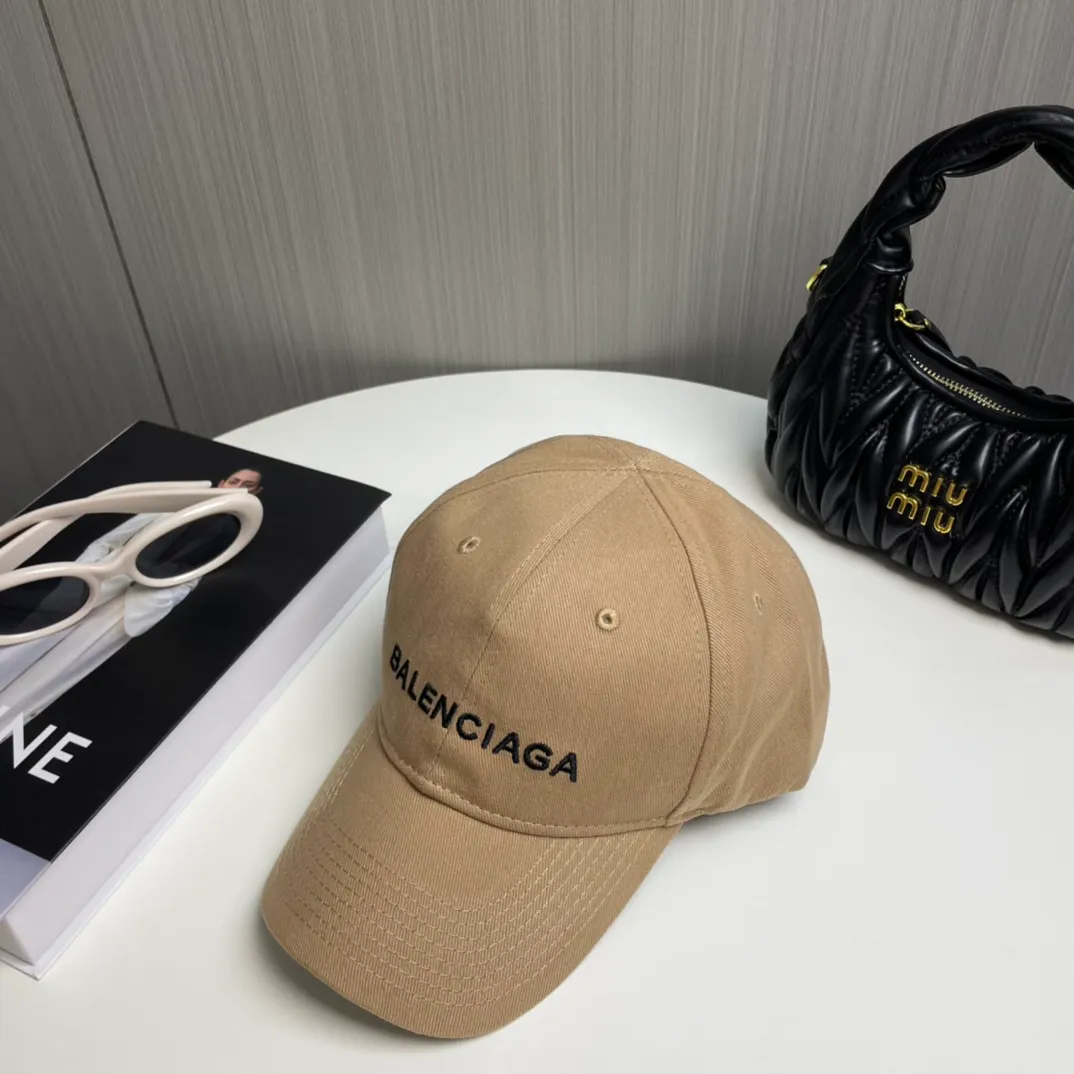 P60 🧢Balenciaga🧢Embroidered original baseball cap♥️The quality is very good👍Casual and fashionable🌼Versatile style♥️Same style for men and women!