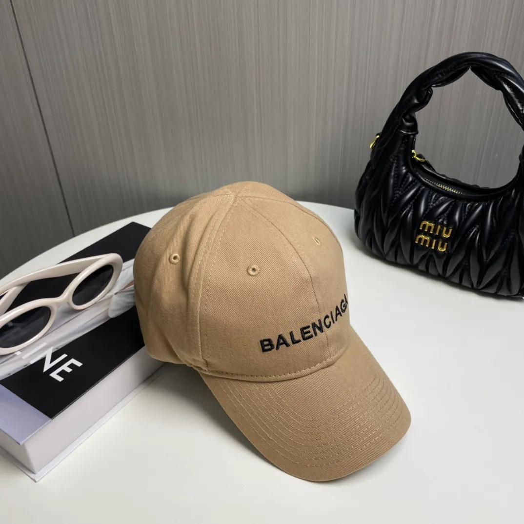 P60 🧢Balenciaga🧢Embroidered original baseball cap♥️The quality is very good👍Casual and fashionable🌼Versatile style♥️Same style for men and women!