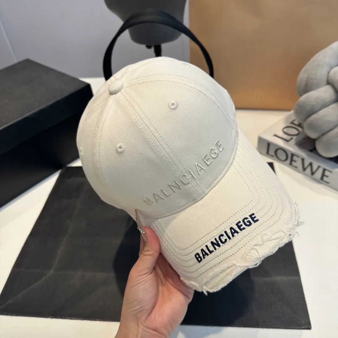 P60 Balenciaga BALENGIAGA hole baseball cap