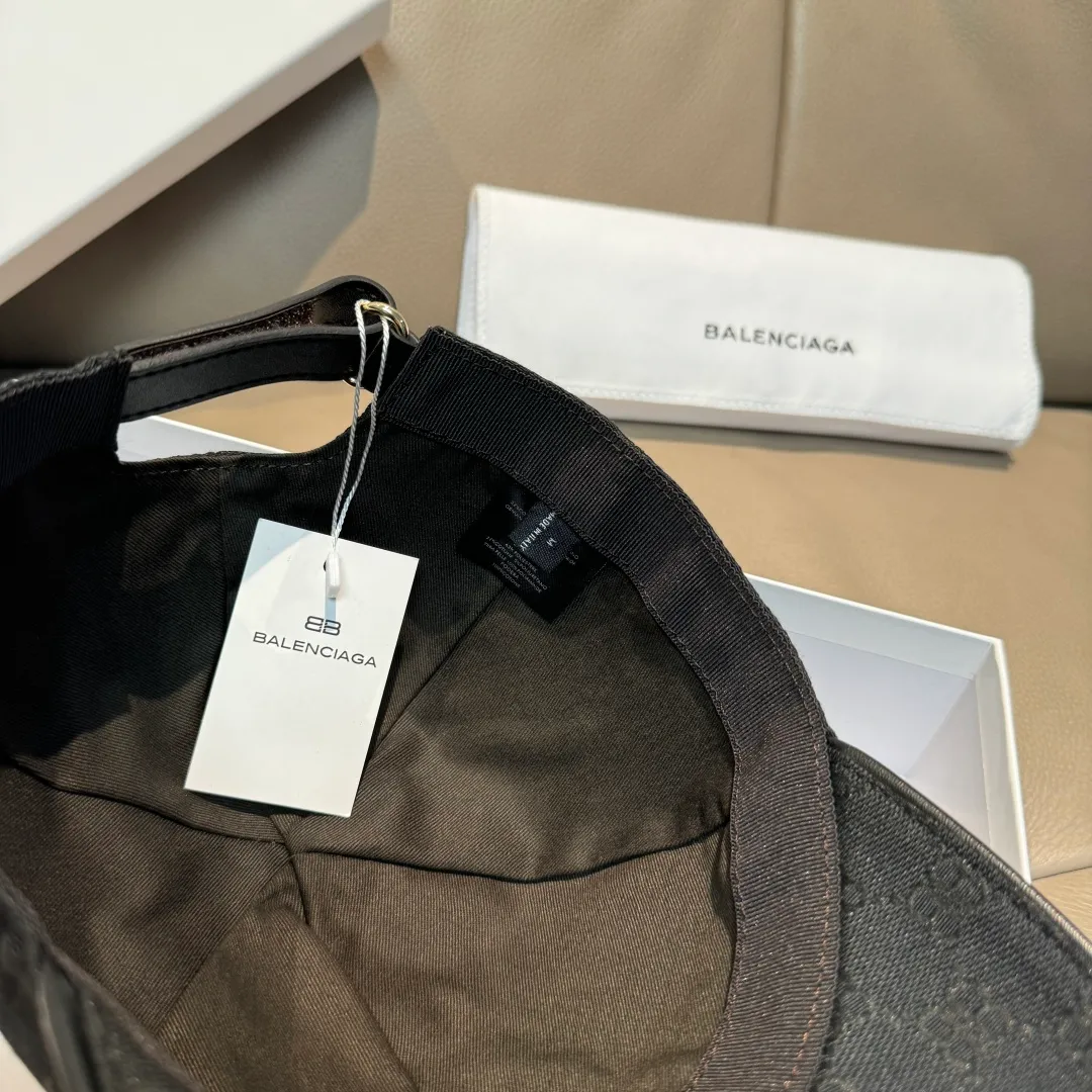 p90, Balenciaga's new original baseball cap, 1:1 mold opening and customization at the counter, original canvas fabric + first layer of cowhide, pure cotton lining, light and breathable, simple and elegant! Basic head circumference is 56cm, the patch is adjustable, suitable for both men and women, a must-have for all seasons!
