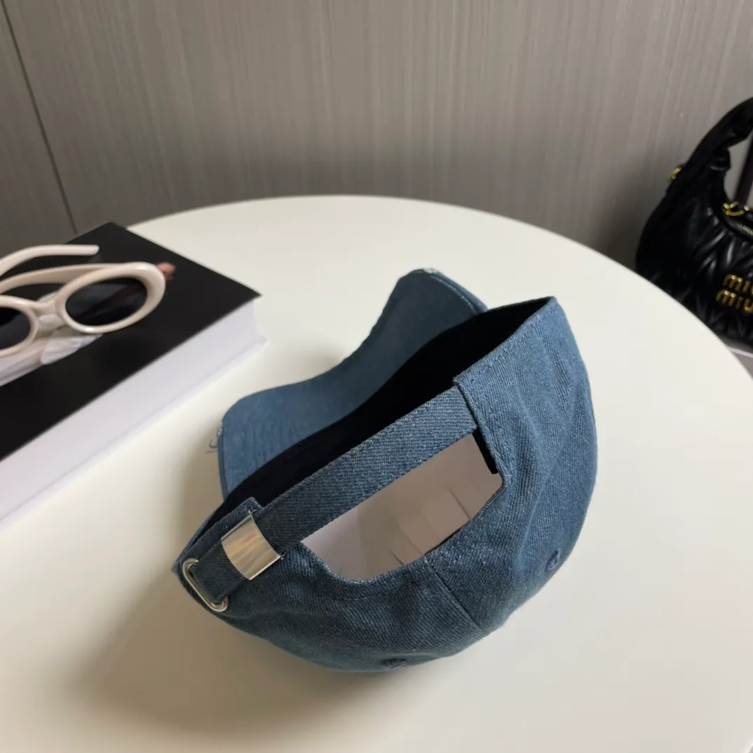 P70 Balenciaga's new washed distressed denim baseball cap. Newly launched washed denim series, casual and versatile wardrobe matching tool.