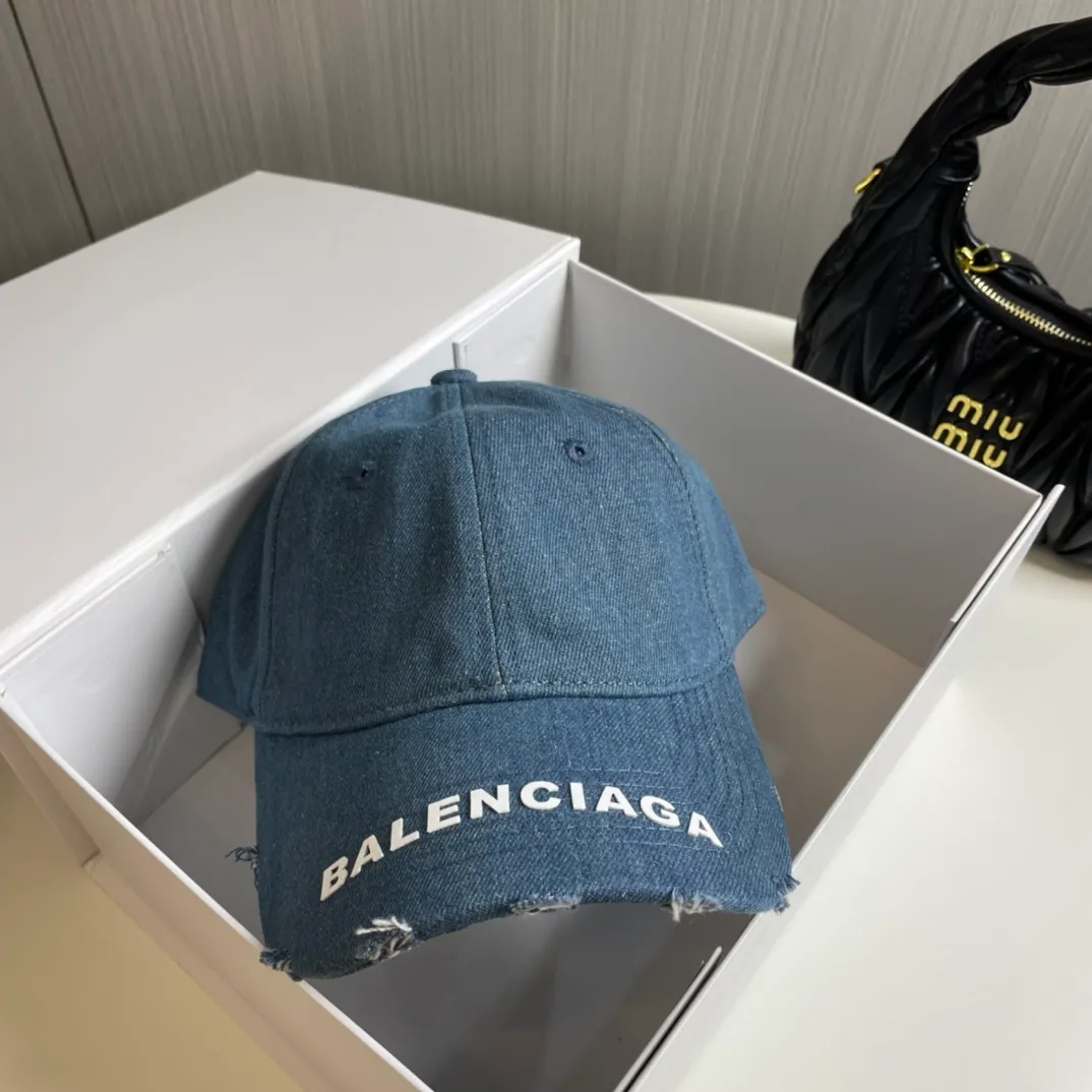 P70 Balenciaga's new washed distressed denim baseball cap. Newly launched washed denim series, casual and versatile wardrobe matching tool.
