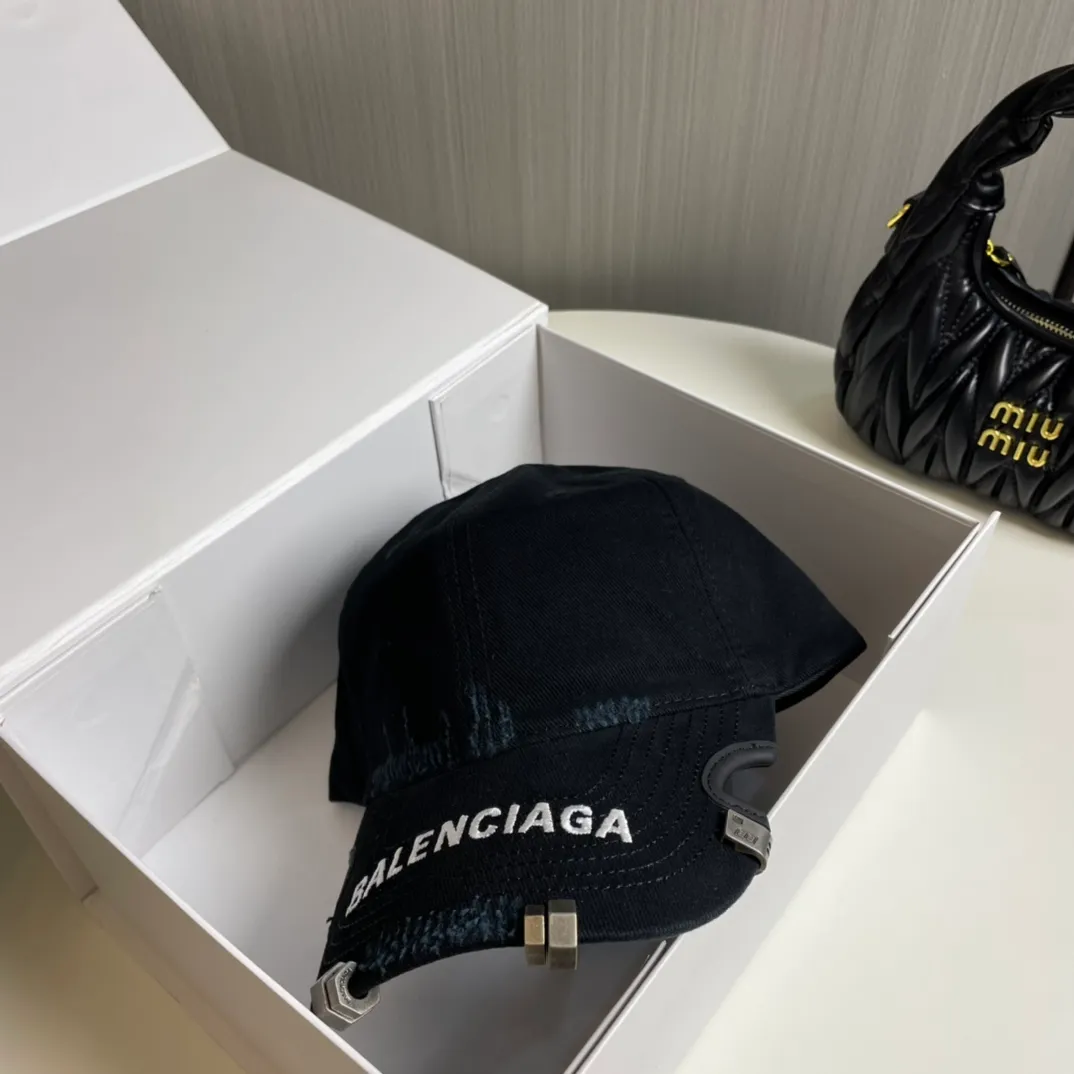 P80👒Balenciaga baseball cap Balenciaga embroidered yuppie baseball cap🧢Original baseball cap♥️The quality is very good👍Casual and fashionable🌼Versatile style♥️Same style for men and women!