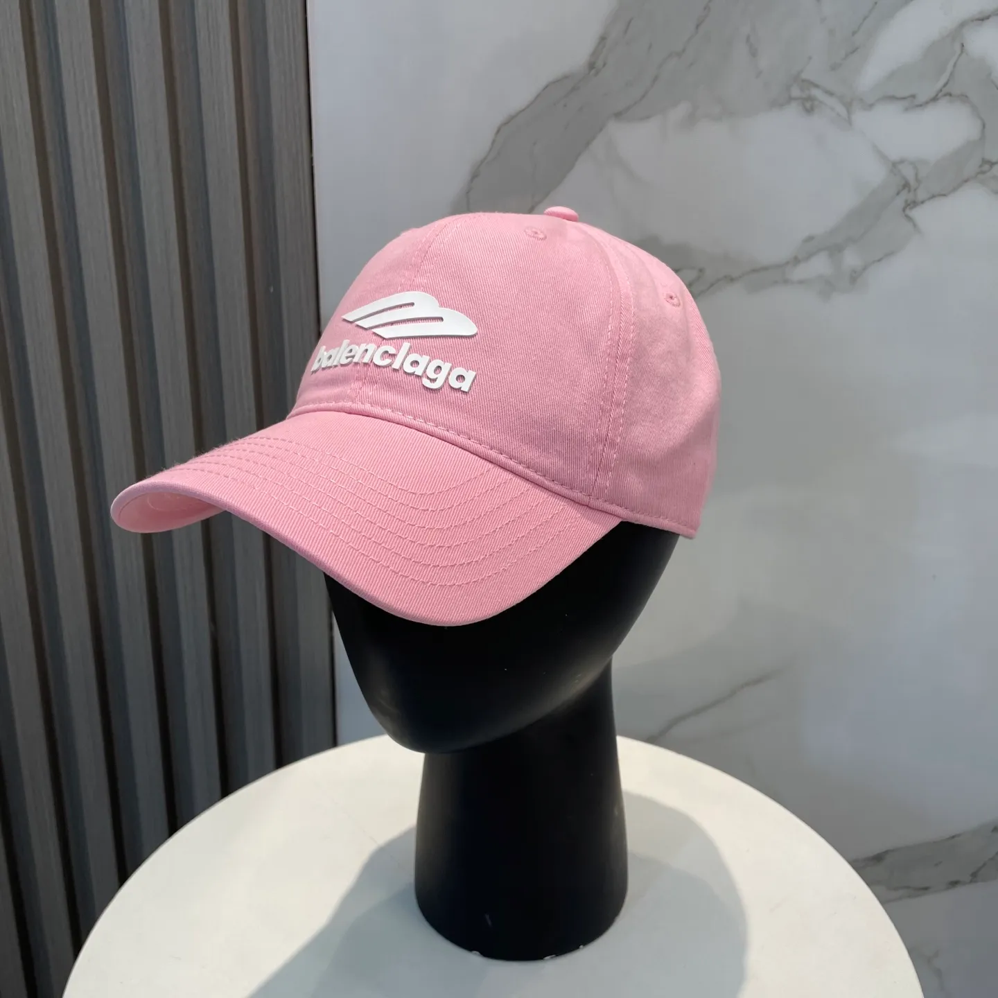 P54 Balenciaga Baseball Cap My family is already very proficient in Balenciaga’s craftsmanship. It’s a must-have. BALENCIAGA Balenciaga’s new washed pure cotton baseball cap. Heavy craftsmanship, double B letter logo, novel and fashionable trendy style. Exclusive physical shot of the same style for men and women. Unisex, adjustable
