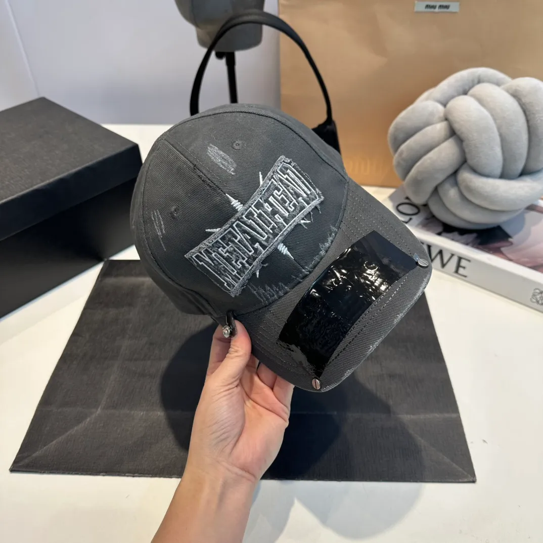 P60 Balenclaga new baseball cap, ready for delivery in seconds🧢Simple, fashionable, super invincible and beautiful hat! Couple style! Advantages of original items compared to other hats