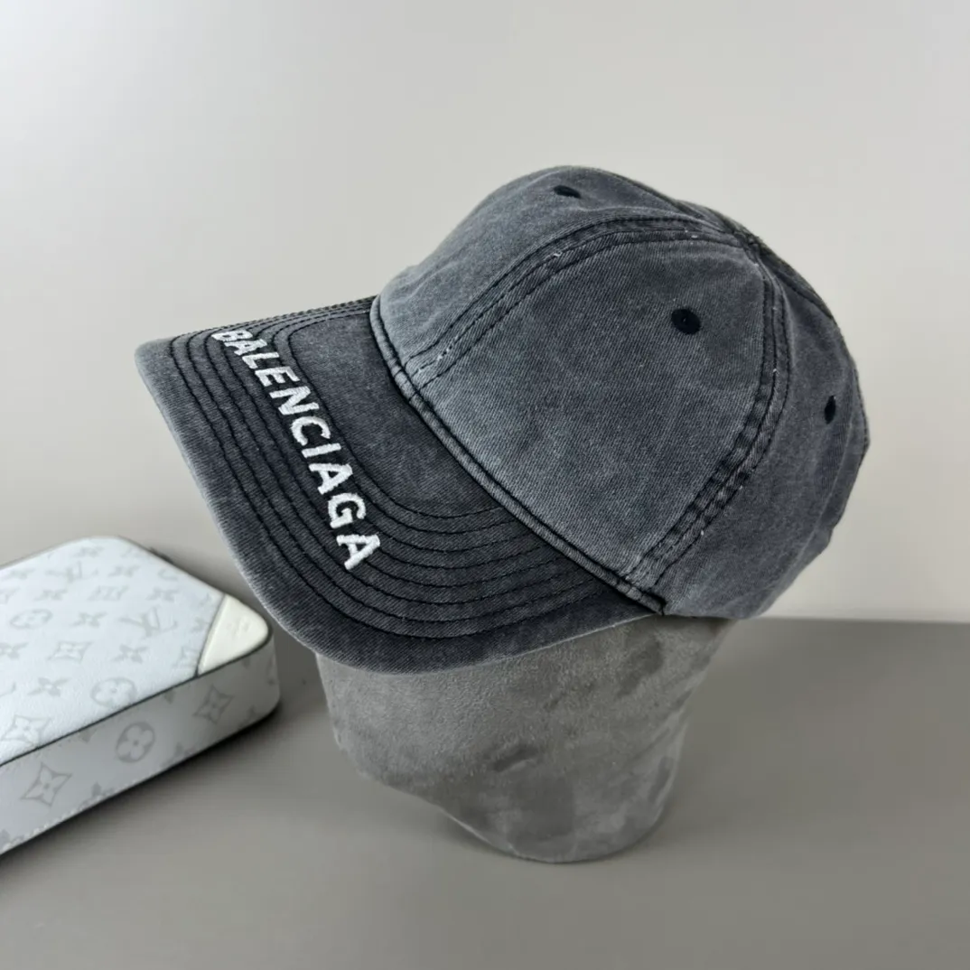 P56 Balenclaga official website new product Balenciaga new baseball cap ready for delivery in seconds🧢Simple, fashionable, super invincible and beautiful hat! Couple style! The advantages of the original product compared to other hats,