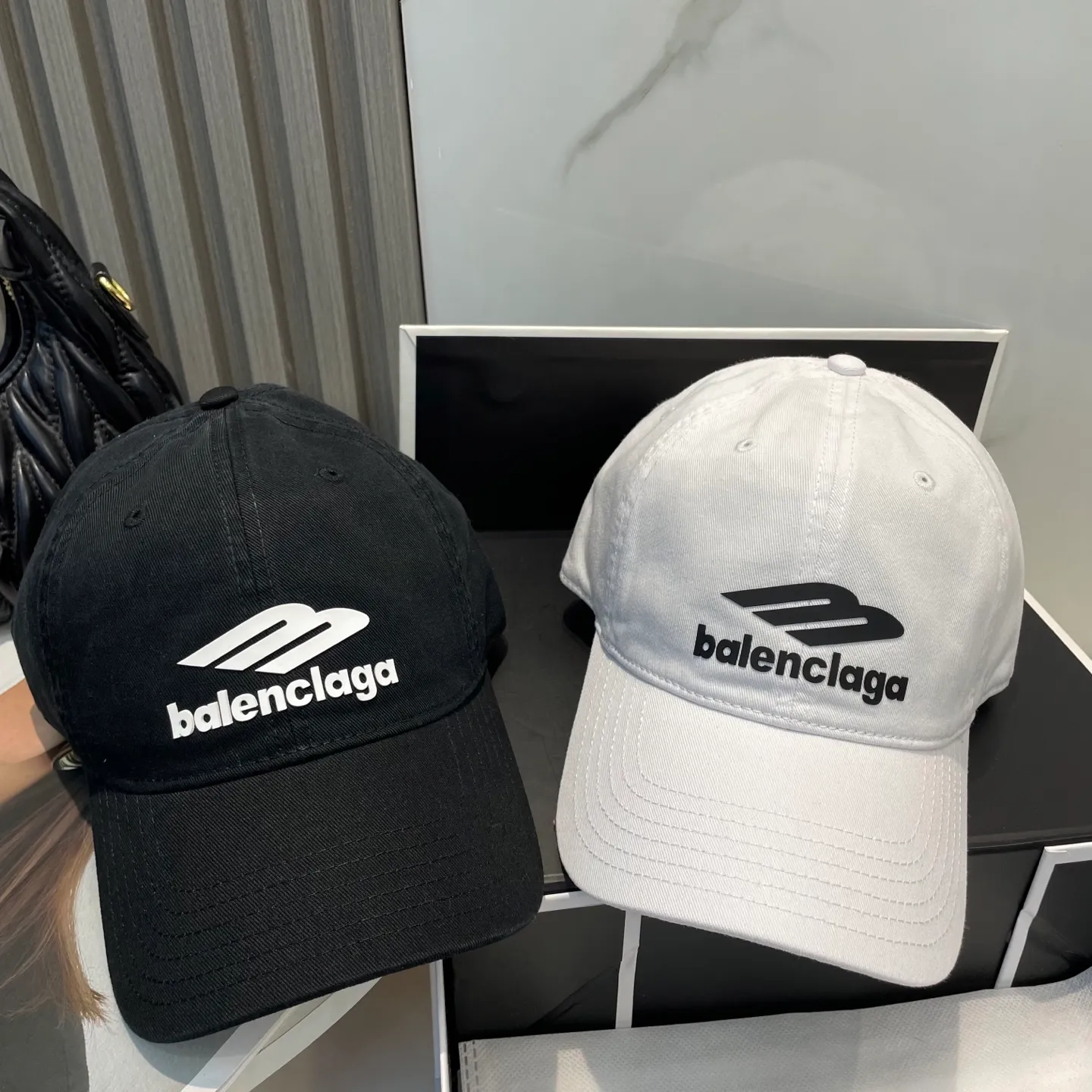 P54 Balenciaga Baseball Cap My family is already very proficient in Balenciaga’s craftsmanship. It’s a must-have. BALENCIAGA Balenciaga’s new washed pure cotton baseball cap. Heavy craftsmanship, double B letter logo, novel and fashionable trendy style. Exclusive physical shot of the same style for men and women. Unisex, adjustable